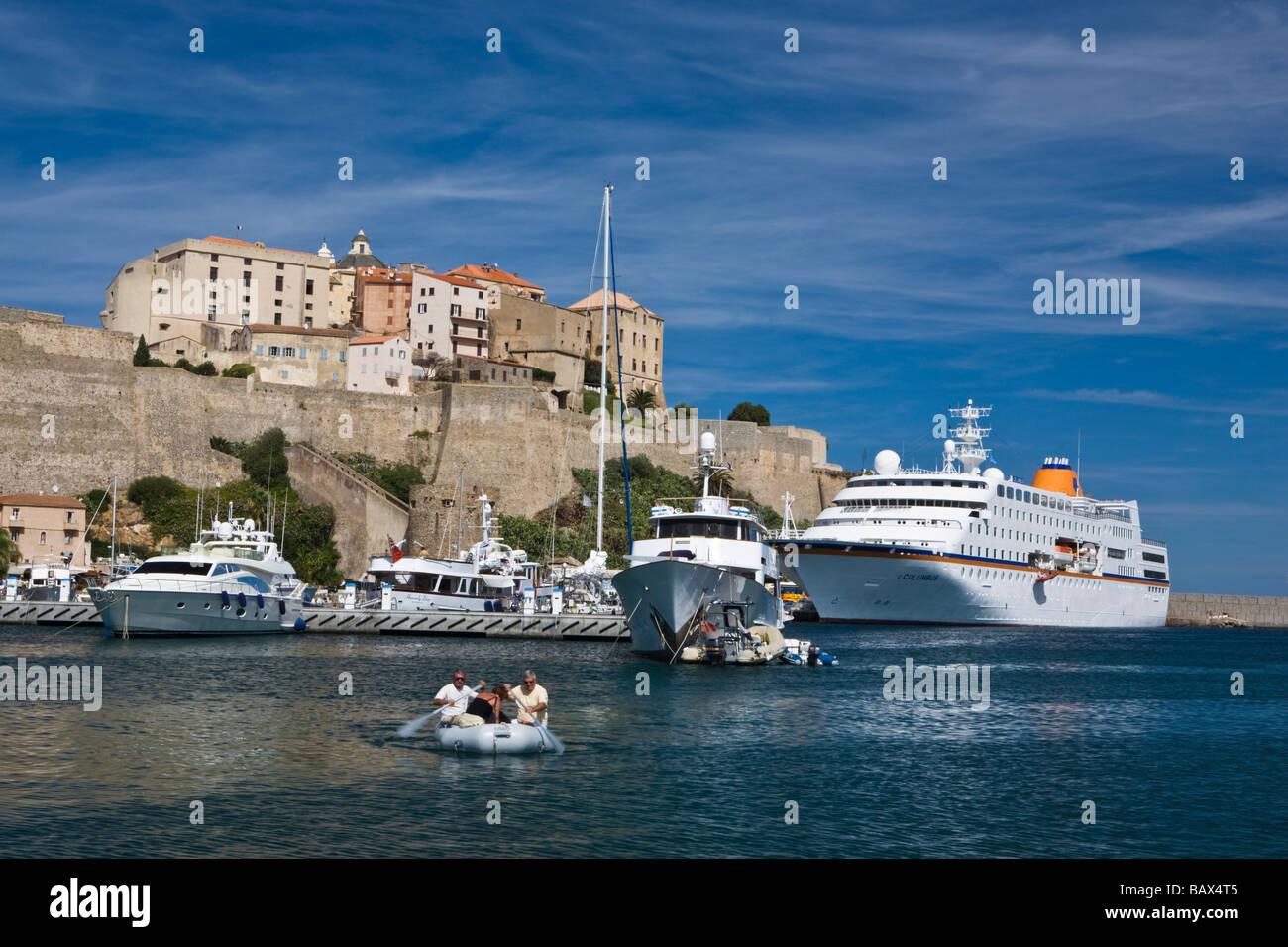 Paddler im Schlauchboot Calvi Hafen Korsika Frankreich Stockfoto