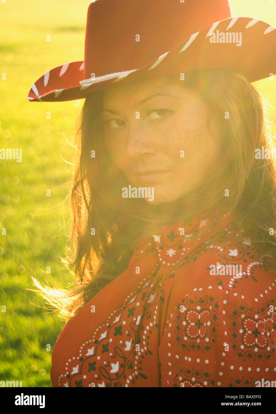 Frau trägt Cowboyhut im Sonnenlicht Stockfoto