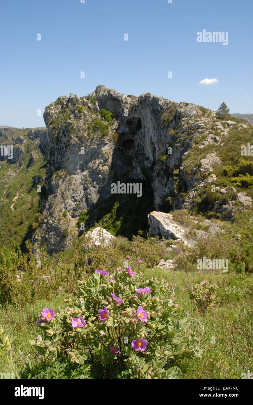 Höhlenwohnungen Wachturm Talaia De La Foradada, Sierra De La Forada, Provinz Alicante, Comunidad Valenciana, Spanien Stockfoto