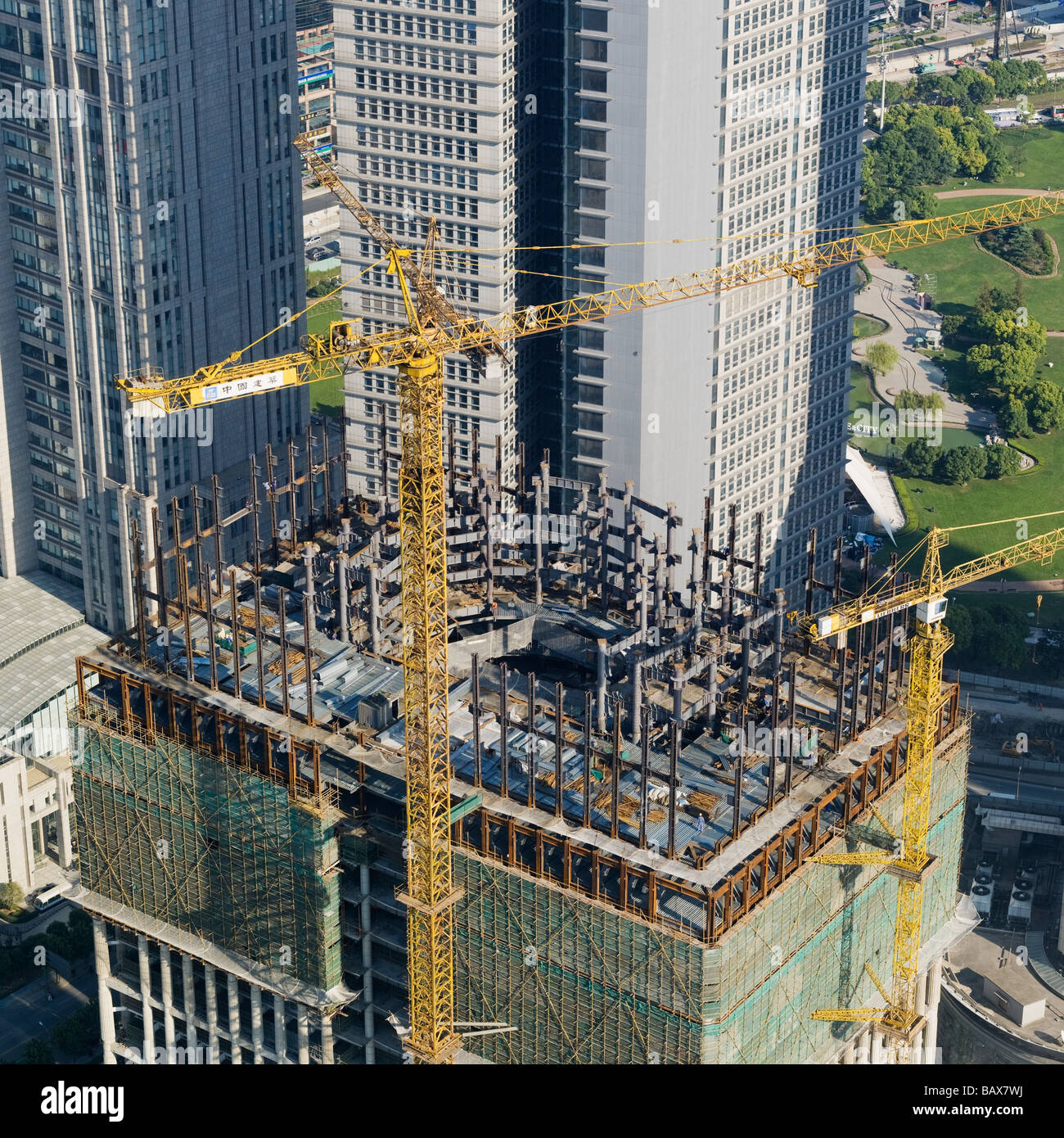 Baukran auf ein Hochhaus im Stadtteil Pudong in Shanghai China Stockfoto