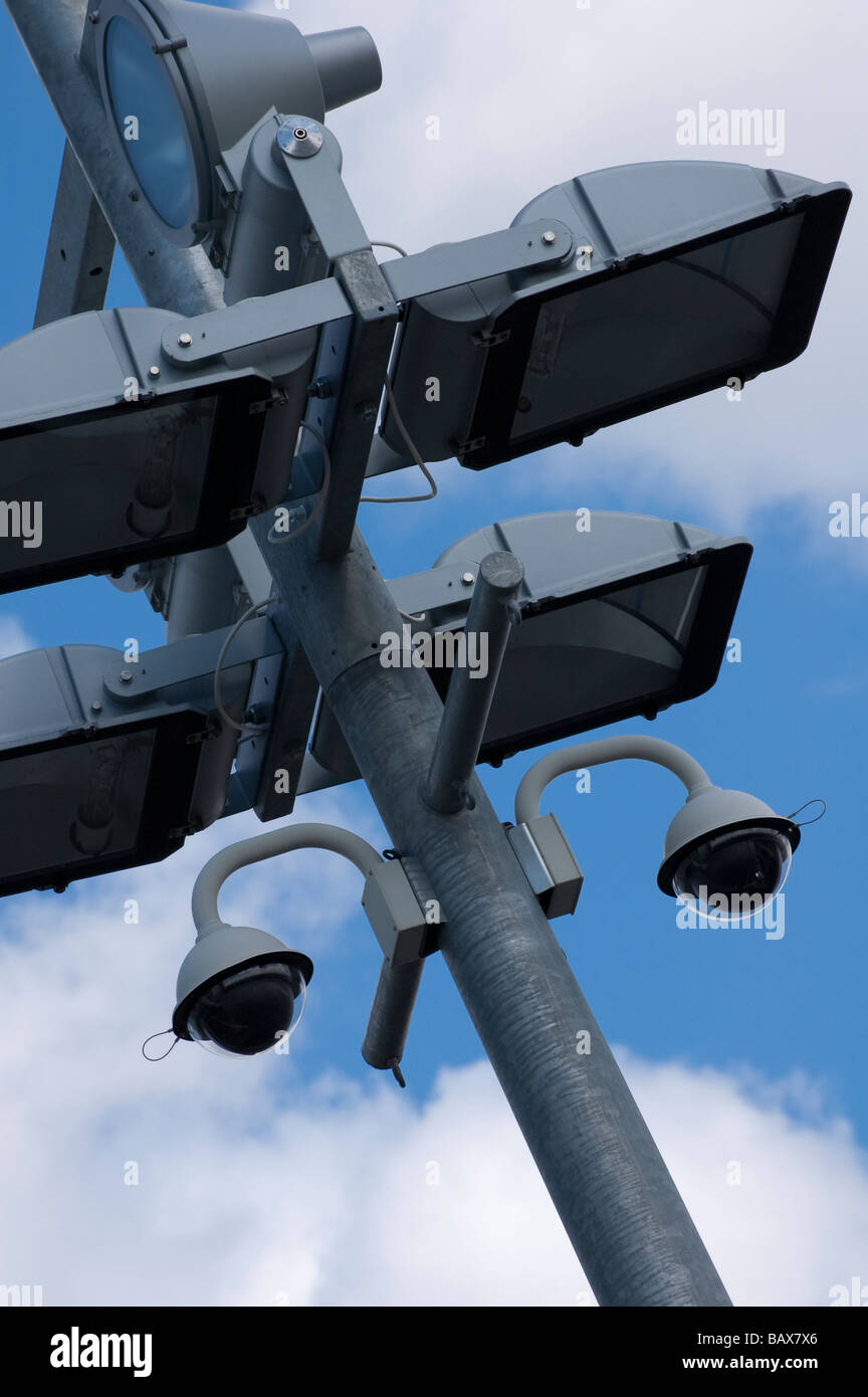 CCTV und Sicherheitsbeleuchtung auf Pfosten im Wembley-Stadion Stockfoto