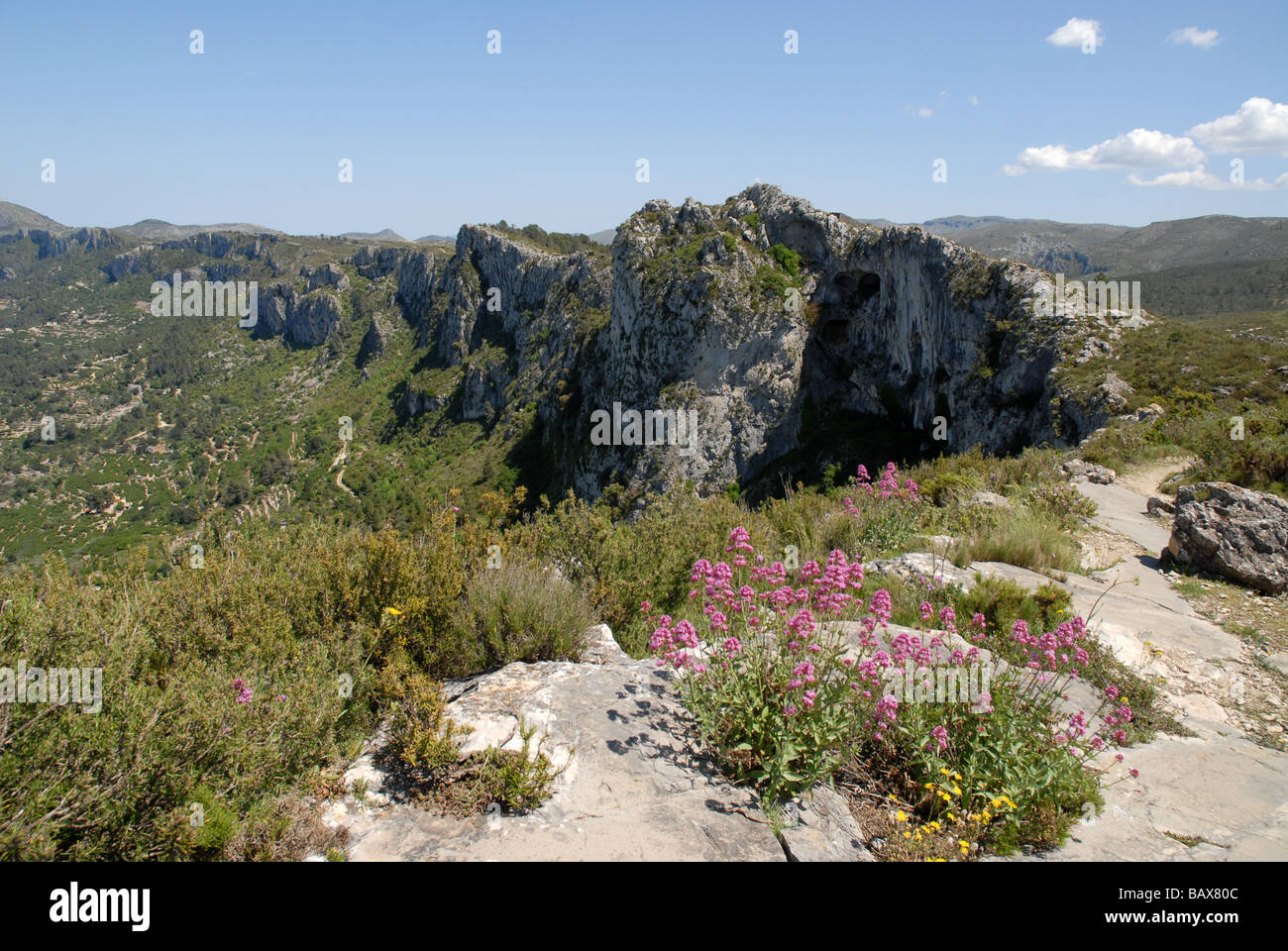 Höhlenwohnungen Wachturm Talaia De La Foradada, Sierra De La Forada, Provinz Alicante, Comunidad Valenciana, Spanien Stockfoto