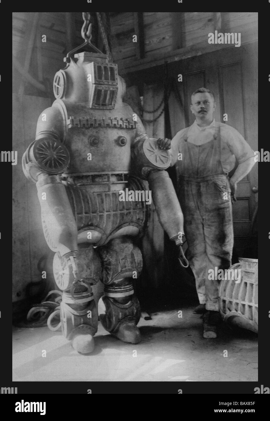 Taucher mit Taucheranzug Stockfoto