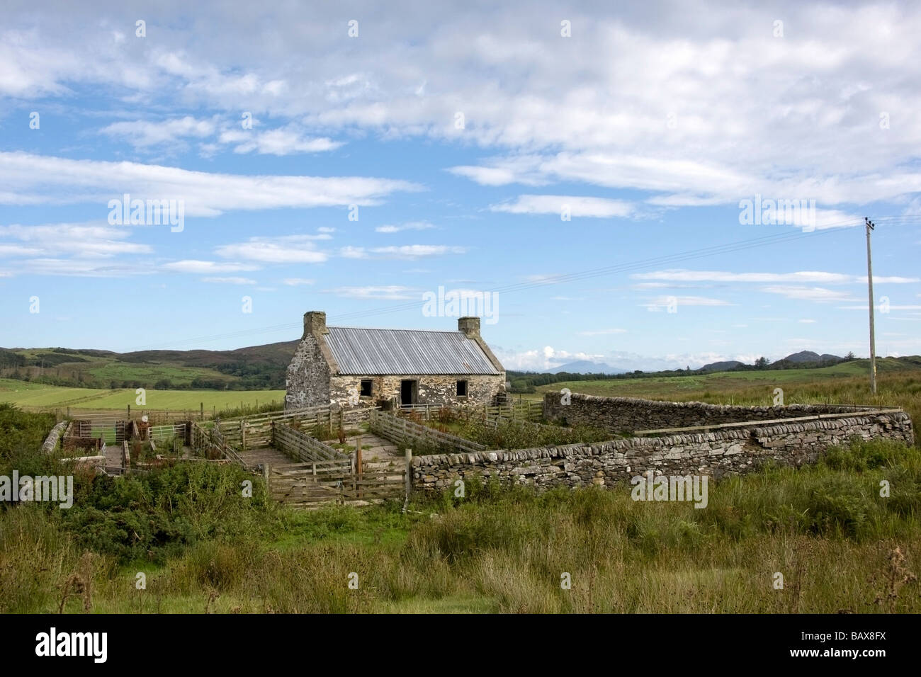 Insel Colonsay, Schottland; Stein-Bauernhaus, Zaun und Umfeld Stockfoto