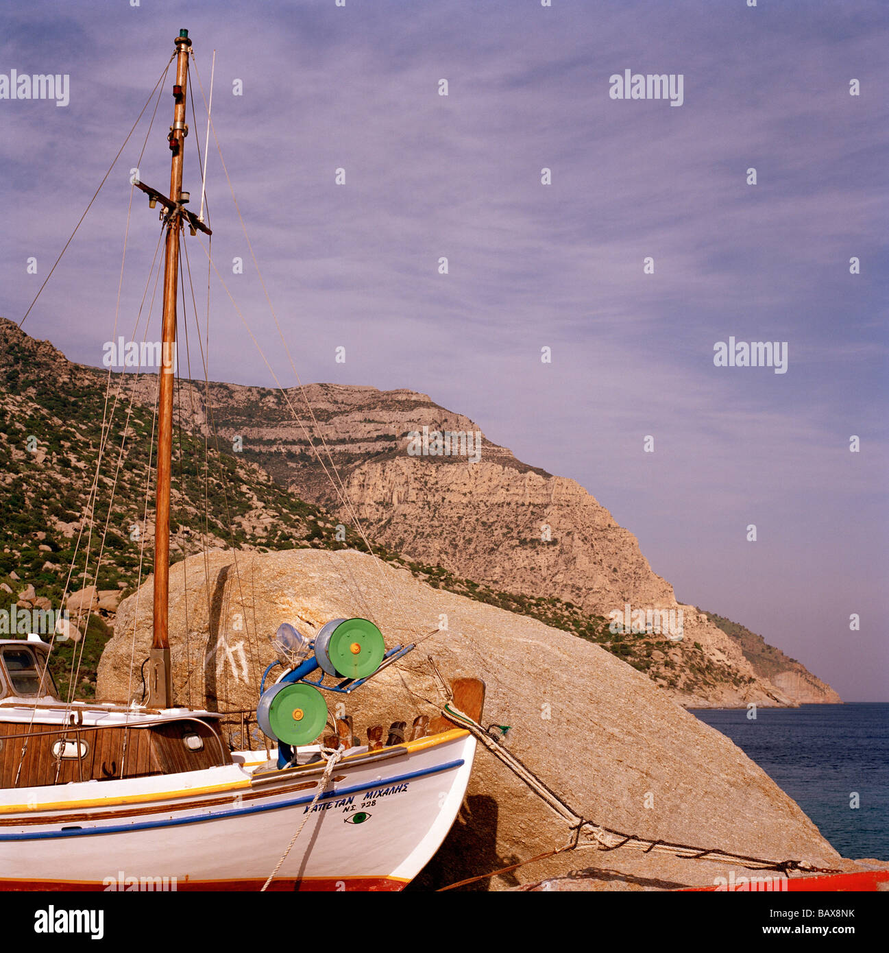 Boot und Berge, Ikaria, einer griechischen Insel, Griechenland. In der Nähe von Manganitis Stockfoto
