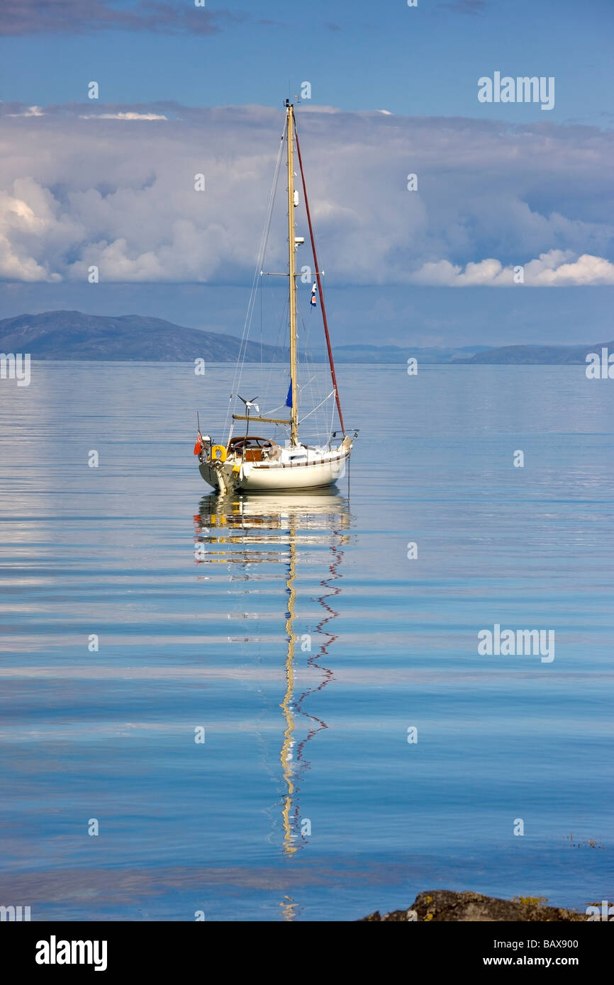 Insel Colonsay, Schottland; Segelboot auf dem Meer Stockfoto
