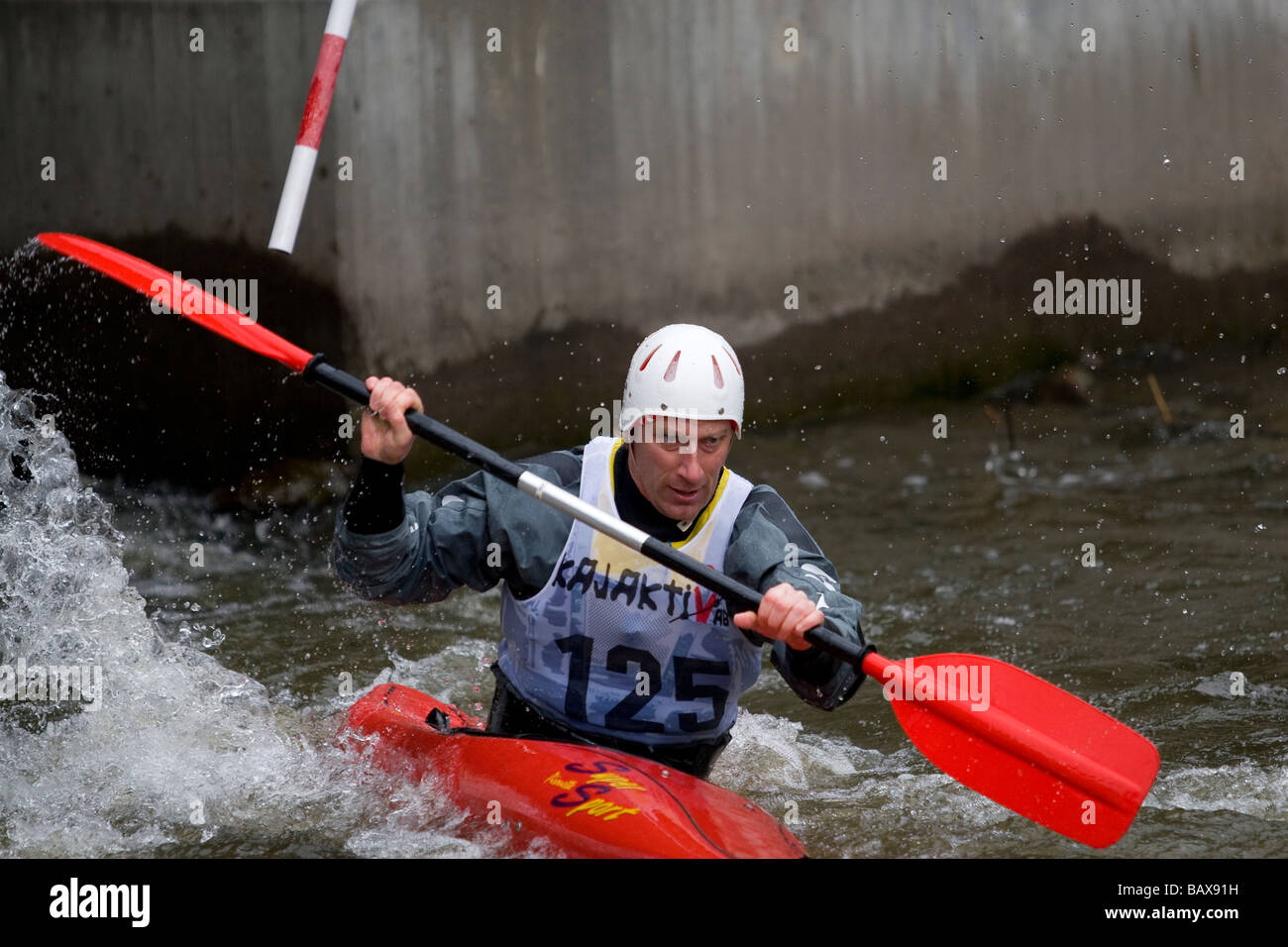 Person, die im Wettbewerb mit einem Kanu-Slalom-Wettbewerb Stockfoto