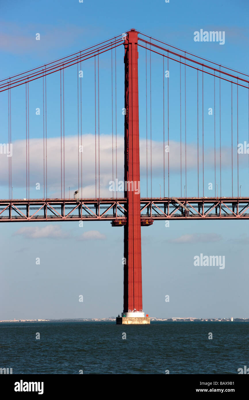 Ponte 25 de Abril Blick vom Rio Tejo. Stockfoto