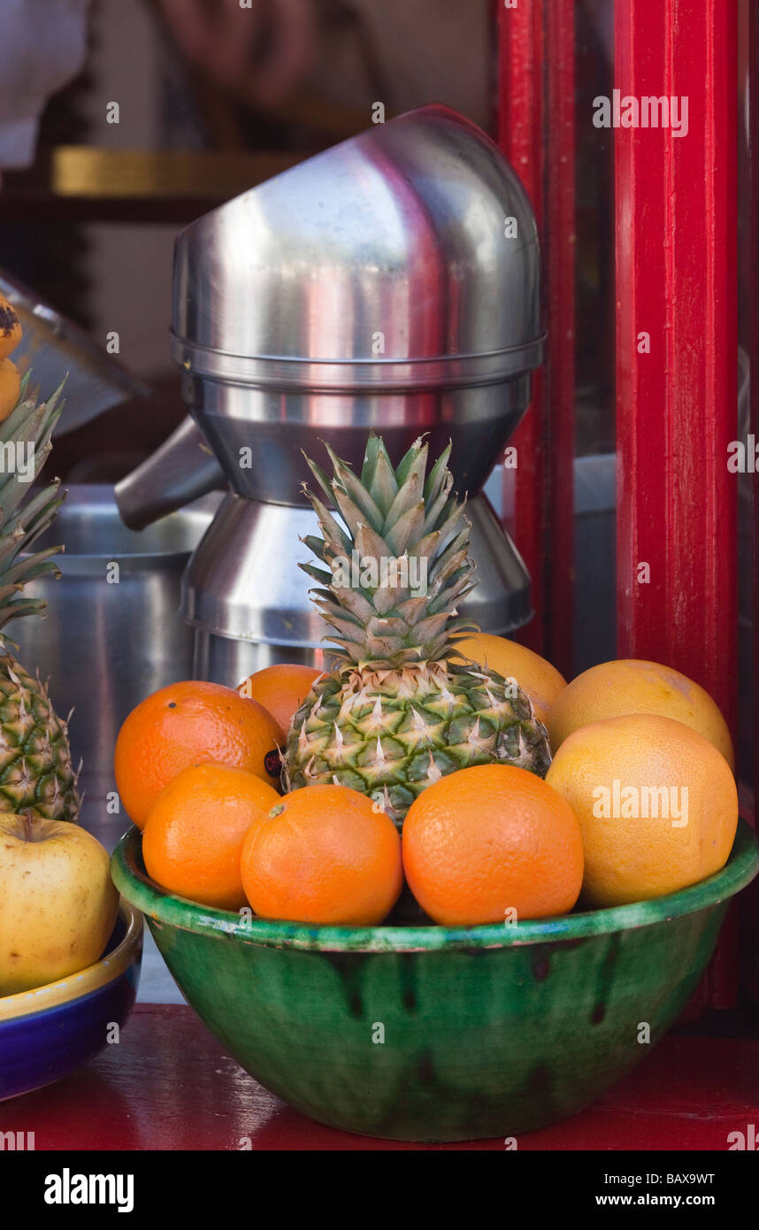 Schale von Orangen Grapefruit und Ananas vor juicing Maschine in der Café-bar Marbella Spanien Stockfoto