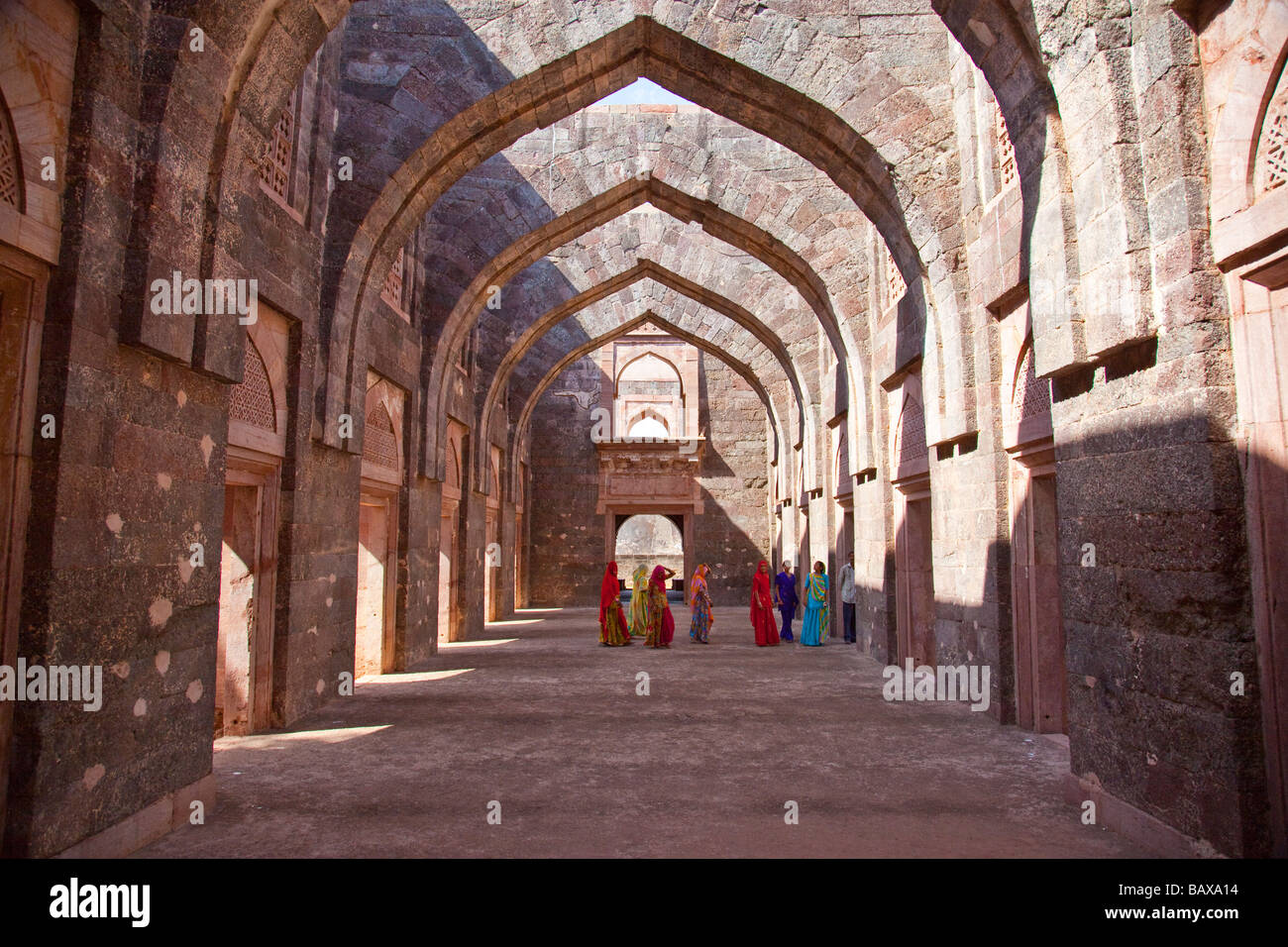 Innen Hindola Mahal oder schwingenden Palast in den Ruinen von Mandu in Madhya Pradesh, Indien Stockfoto