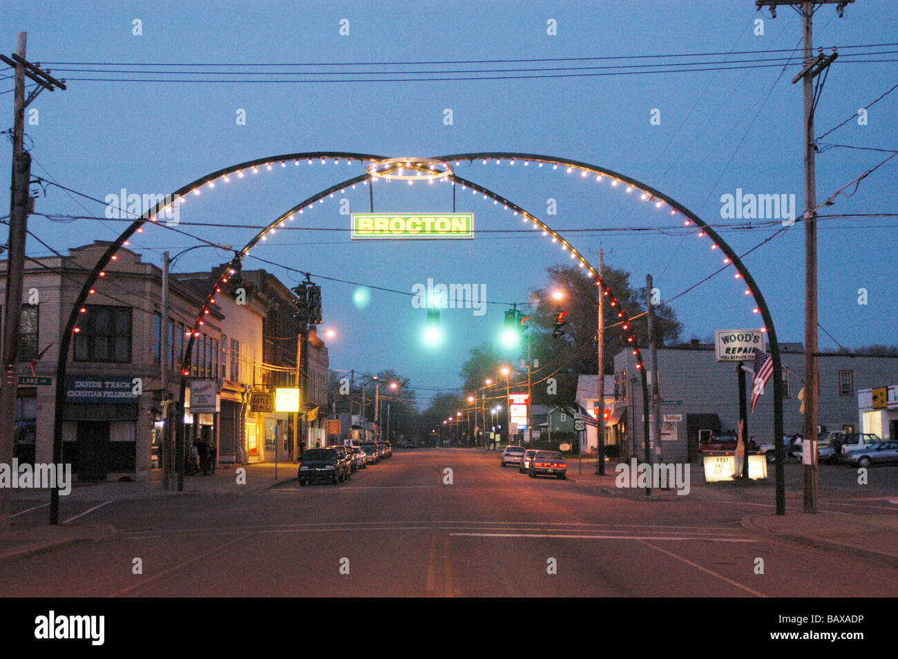 Festliche Bogen der Straßenbeleuchtung in Brocton New York Stockfoto