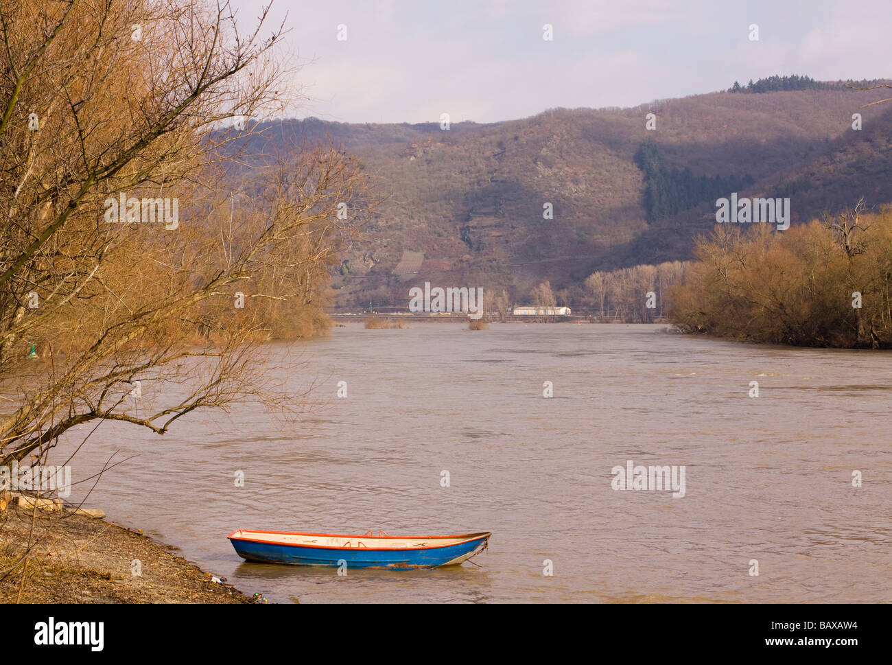 Kleines Ruderboot am Ufer des Rheins in der Nähe von Bacharach Deutschland Stockfoto