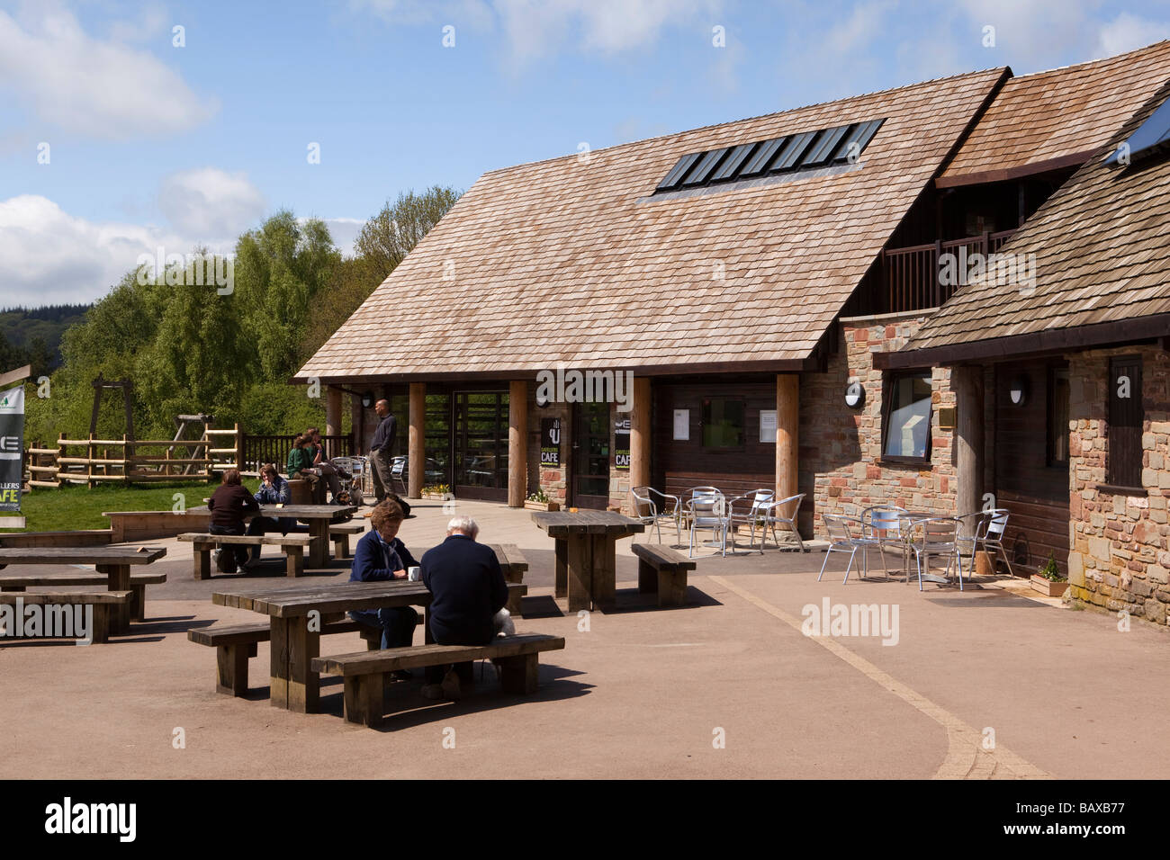 UK Gloucestershire Forest of Dean Beechenhurst Lodge Forstwirtschaft Kommission Visitor Centre Menschen an Picknick-Tische Stockfoto