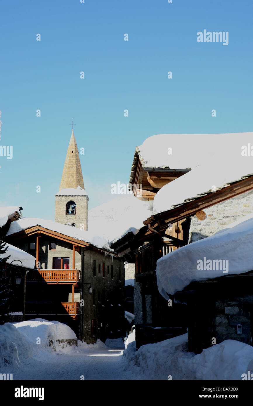 Heftige Schneefälle auf den Dächern der Val d ' Isere chalets Stockfoto