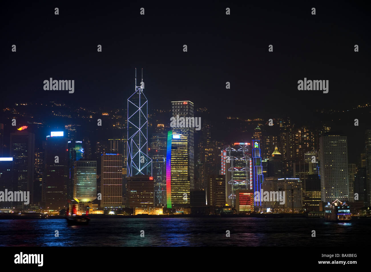 Spektakuläre Aussicht auf Central Hong Kong Skyline bei Nacht von Kowloon. Hong Kong, China. Stockfoto
