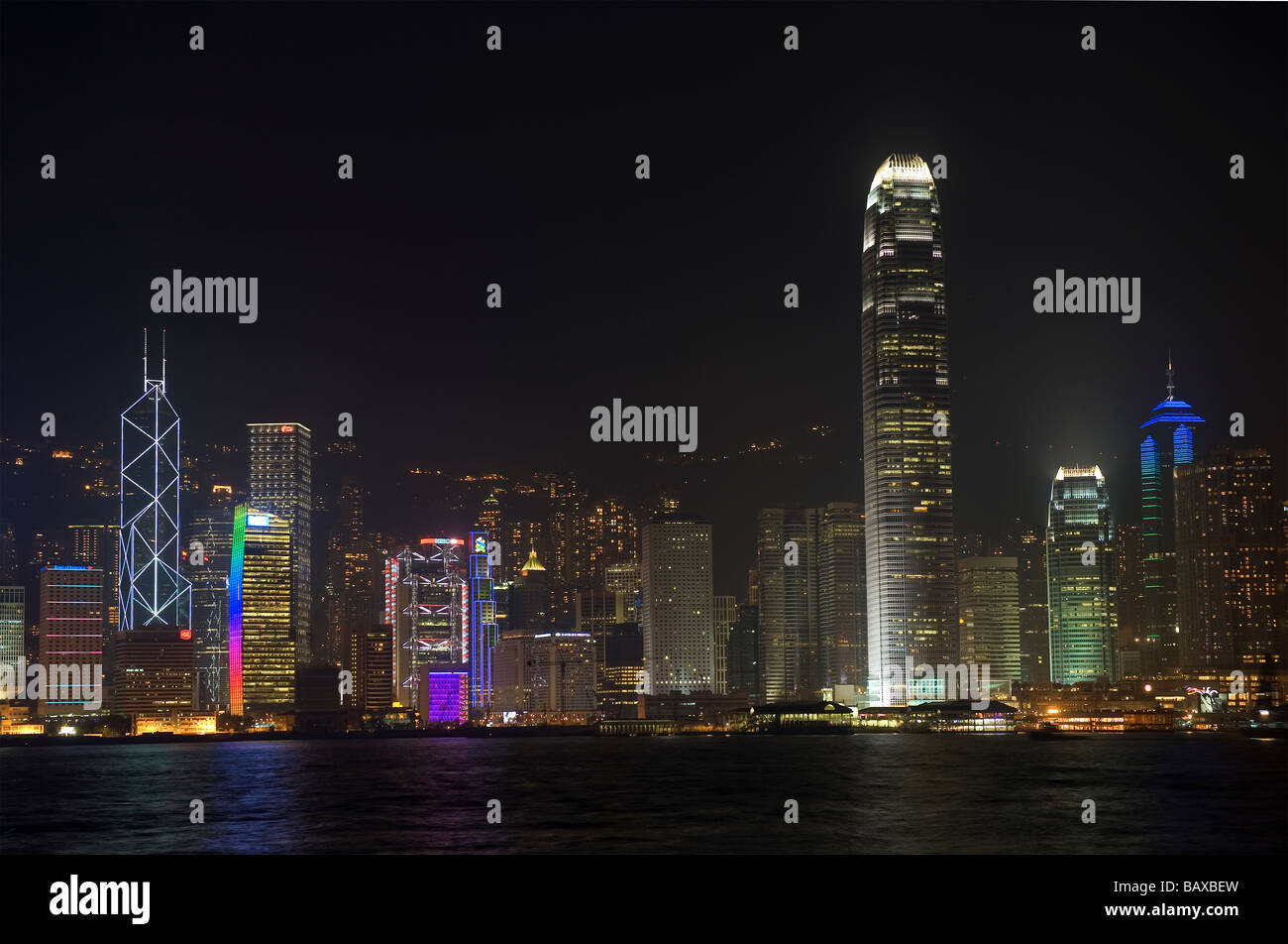Spektakuläre Aussicht auf Central Hong Kong Skyline bei Nacht von Kowloon. Hong Kong, China. Stockfoto