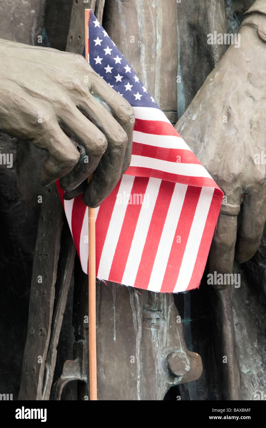 Amerikanische Flagge in der Hand einer Bronzestatue. Stockfoto