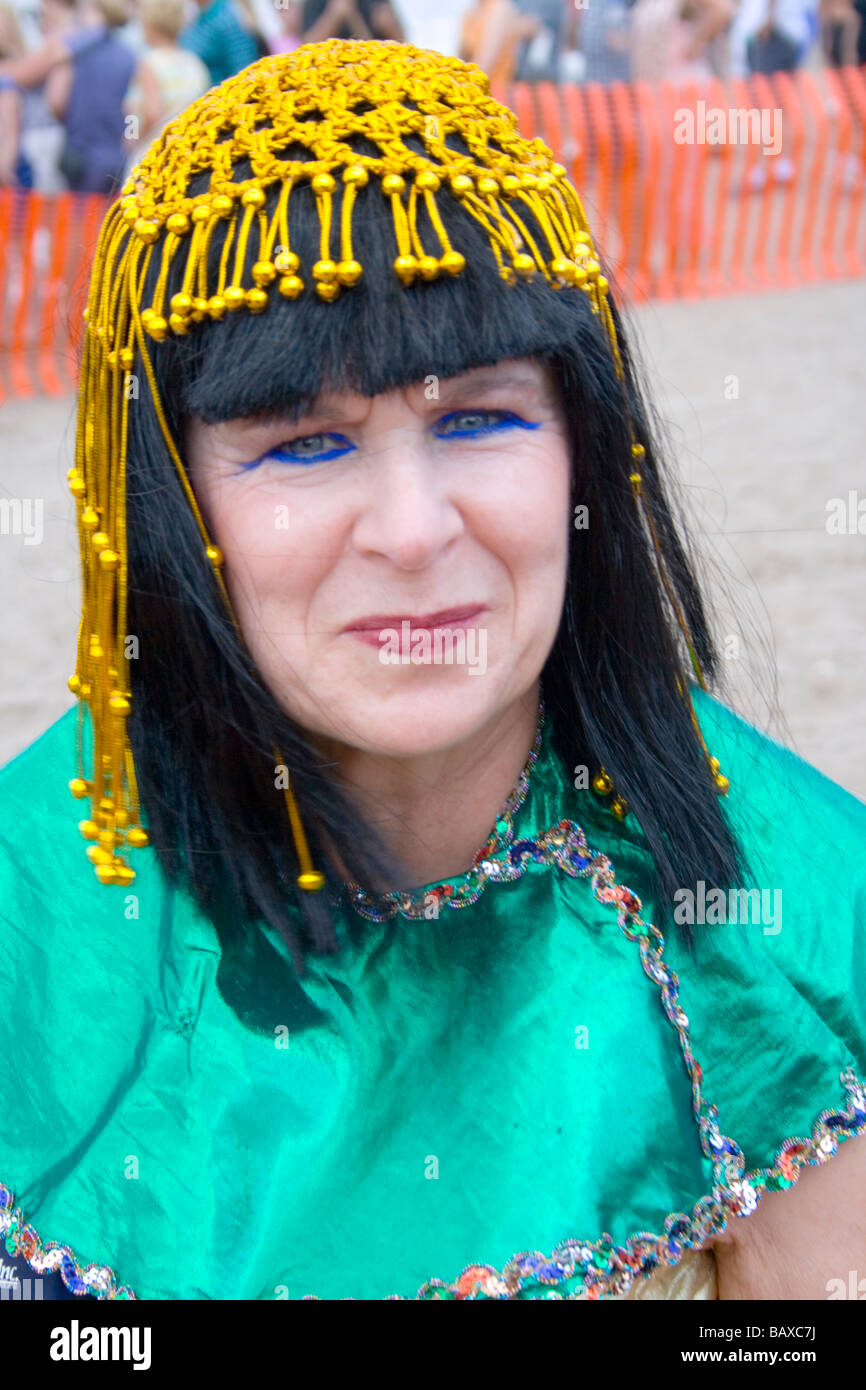 Porträt von Frau Milch Karton Boot Racer in stilvollen ägyptischen Tracht. Aquatennial Beach Bash Minneapolis Minnesota USA Stockfoto