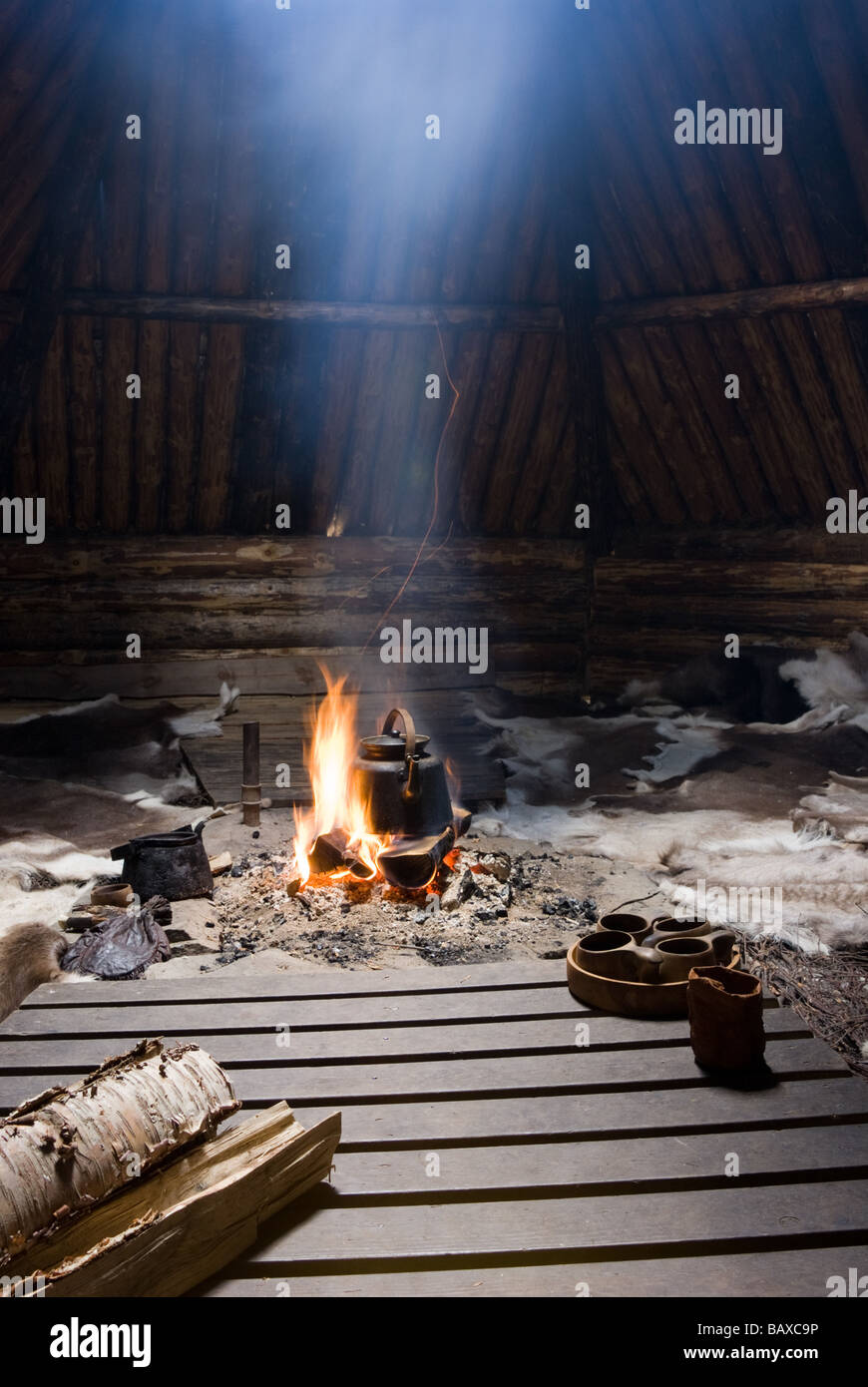 Traditionelle Art und Weise der Kaffeezubereitung Sami mit Rentier Fleisch, in einem Gåhtie (traditionelles Sami Haus) in Båtsuoj Samecenter Gasa, Schweden Stockfoto