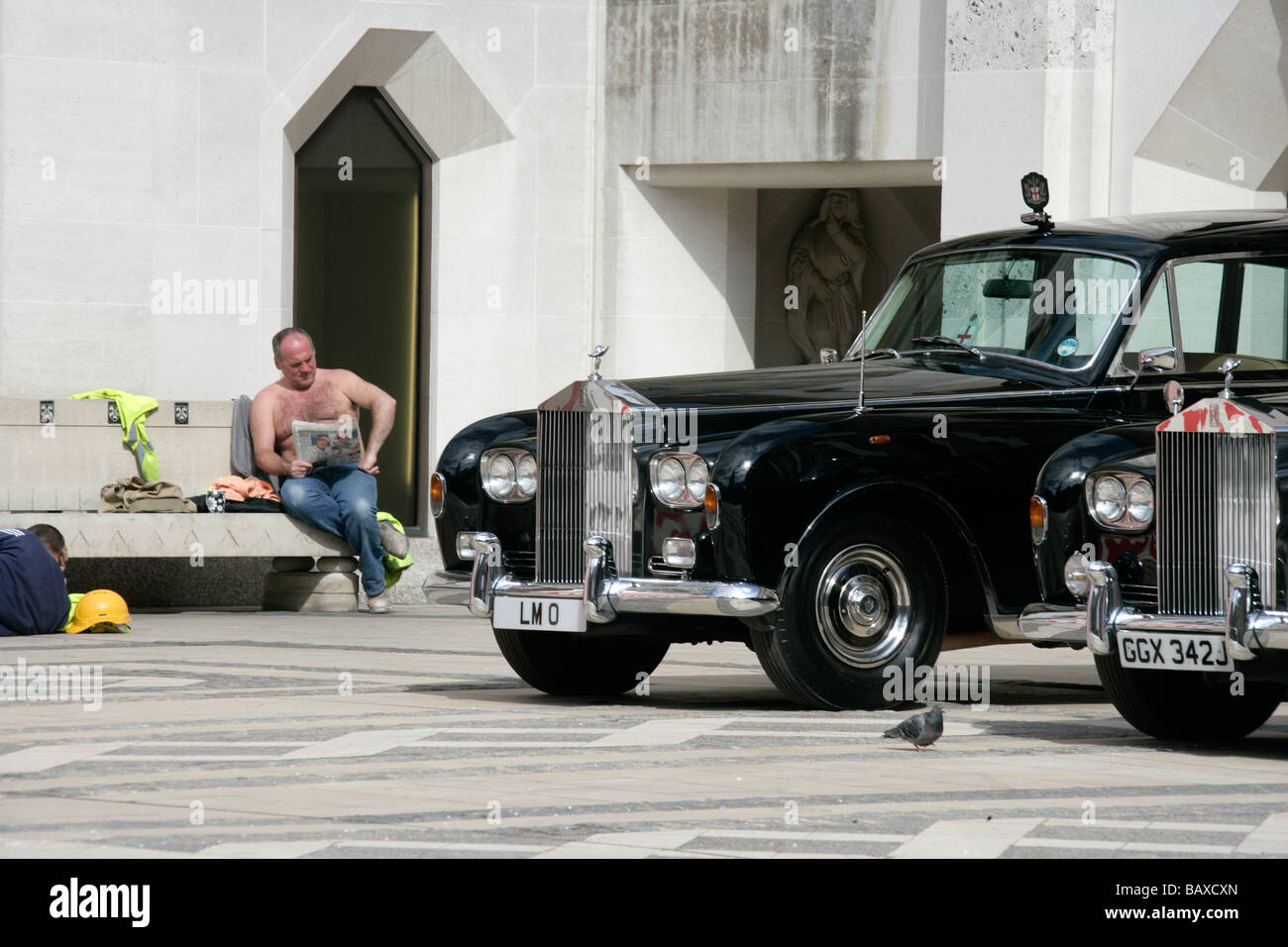 Zwei Rolls-Royce Phantom VIs stehen neben, dass andere große britische Institution, der britische Arbeiter Bierbauch stolz Stockfoto