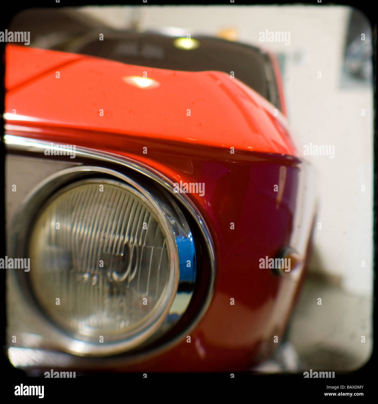 Die Scheinwerfer von einem roten 1971 Lancia Fulvia Stockfoto