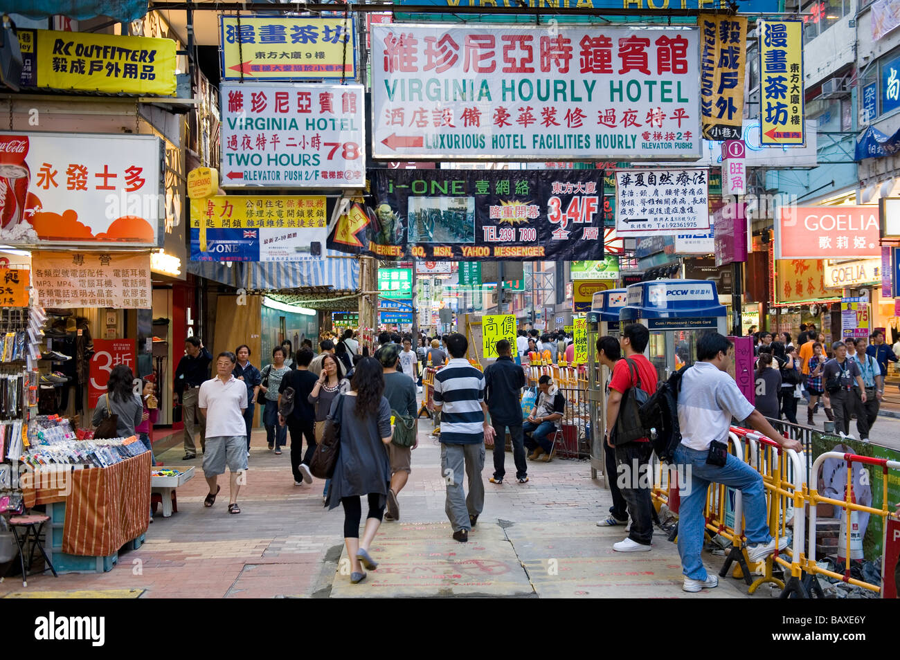 Ein Blick nach unten Argyle Street, beschäftigt mit Fußgänger in der Nähe der Ladies Market in Mong Kok. Kowloon, Hong Kong. Stockfoto