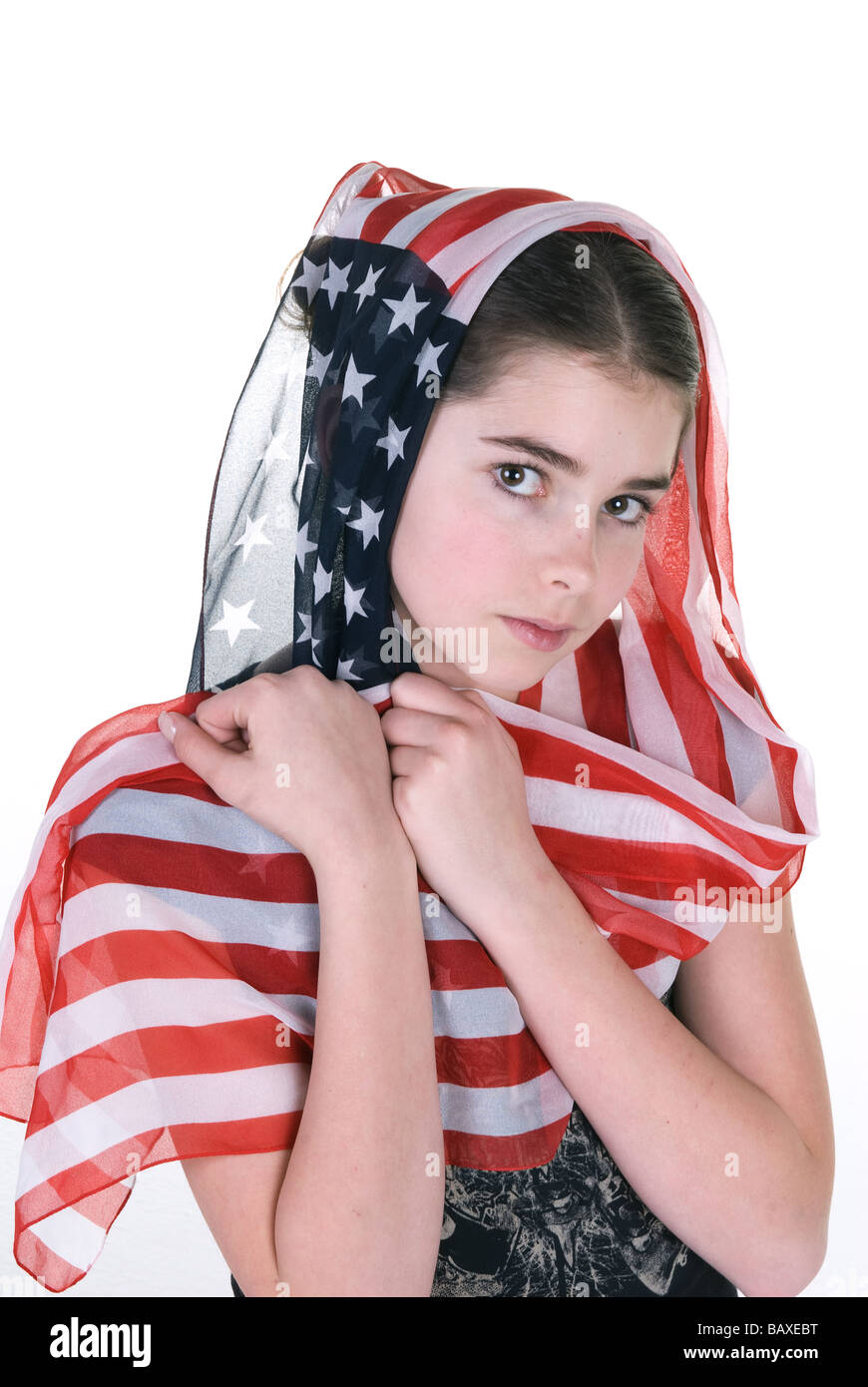 Ein junges Mädchen posiert unschuldig mit einer amerikanischen Schal über ihren Kopf Stockfoto