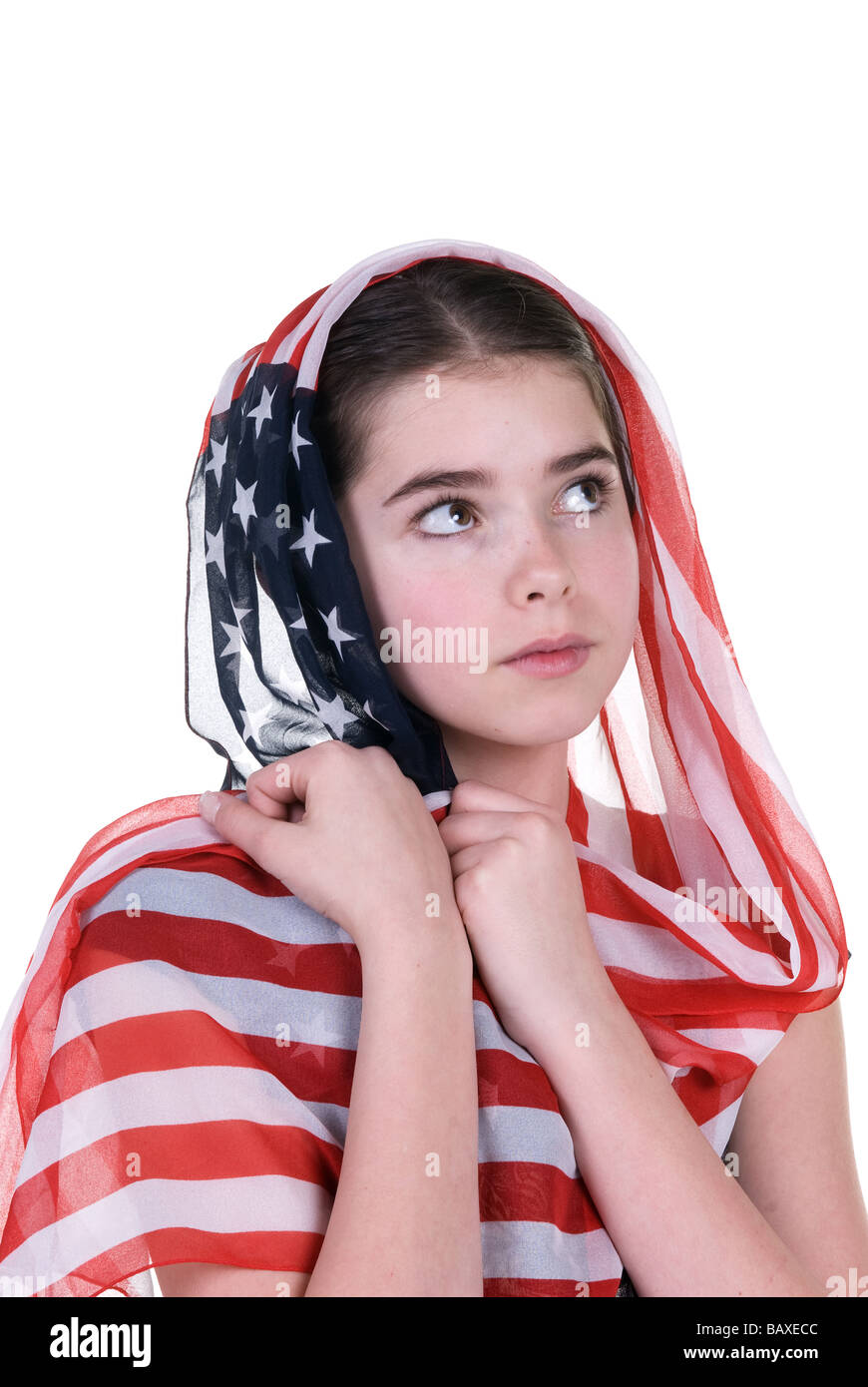 Ein junges Mädchen posiert unschuldig mit einer amerikanischen Schal über ihren Kopf Stockfoto
