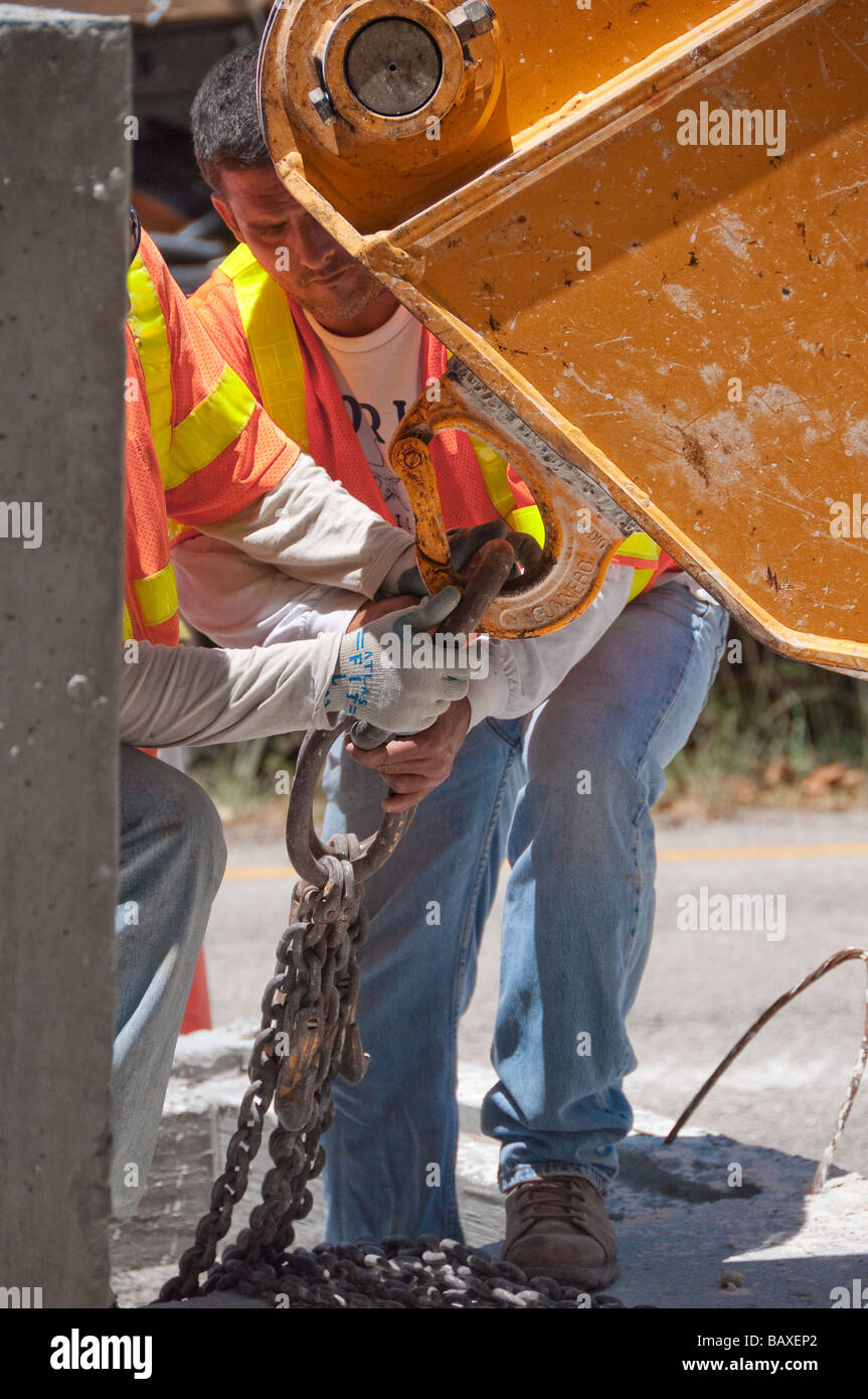 Arbeitnehmer, die Kette, Haken anbringen Stockfoto