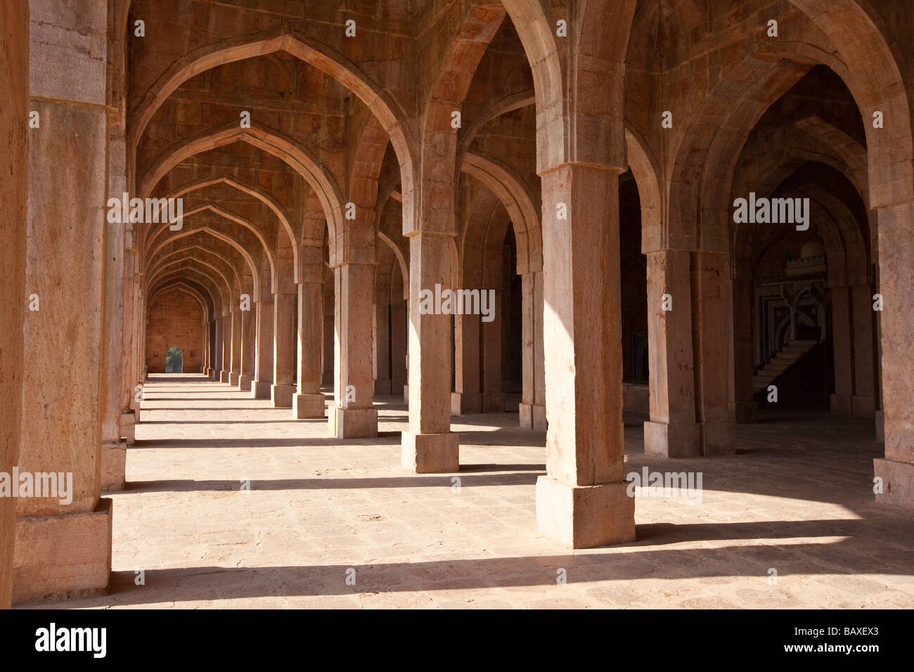 Innerhalb der Jama Masjid oder Freitagsmoschee in den Ruinen von Mandu Indien Stockfoto