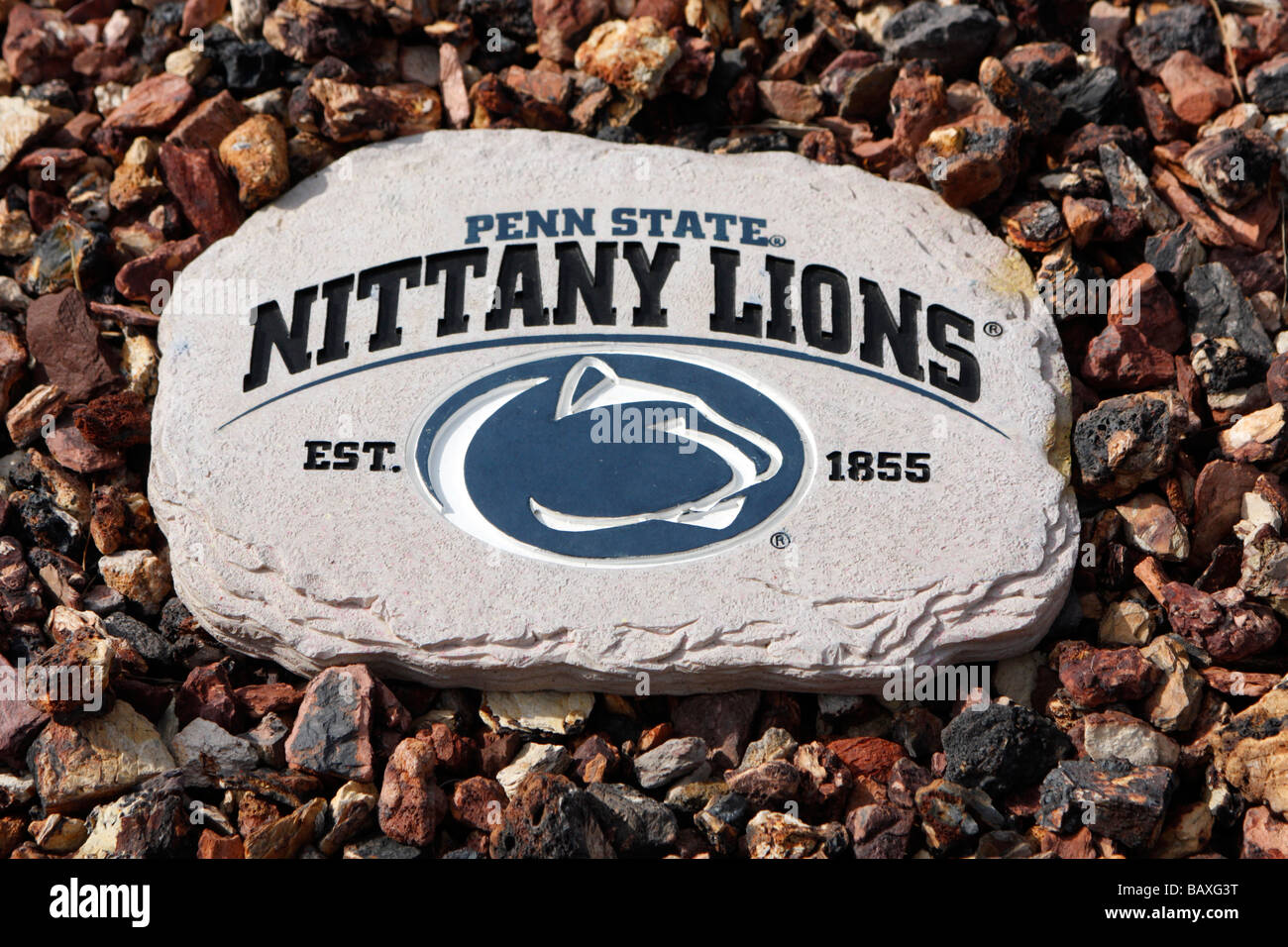 Penn State Nittany Lions Rock in einem Garten Stockfoto