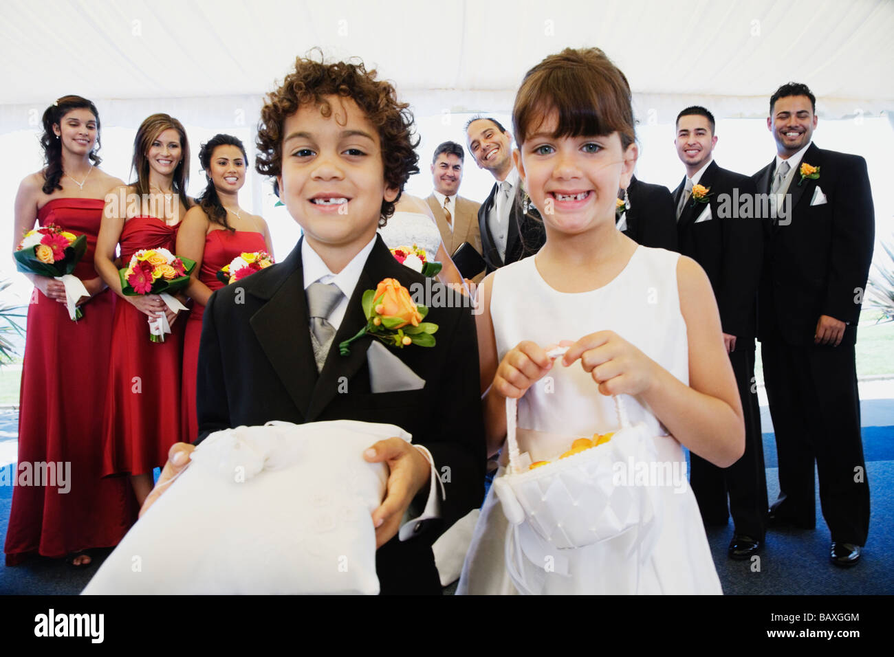 Spanische jungen und Mädchen als Ringträger und Blumenmädchen Stockfoto