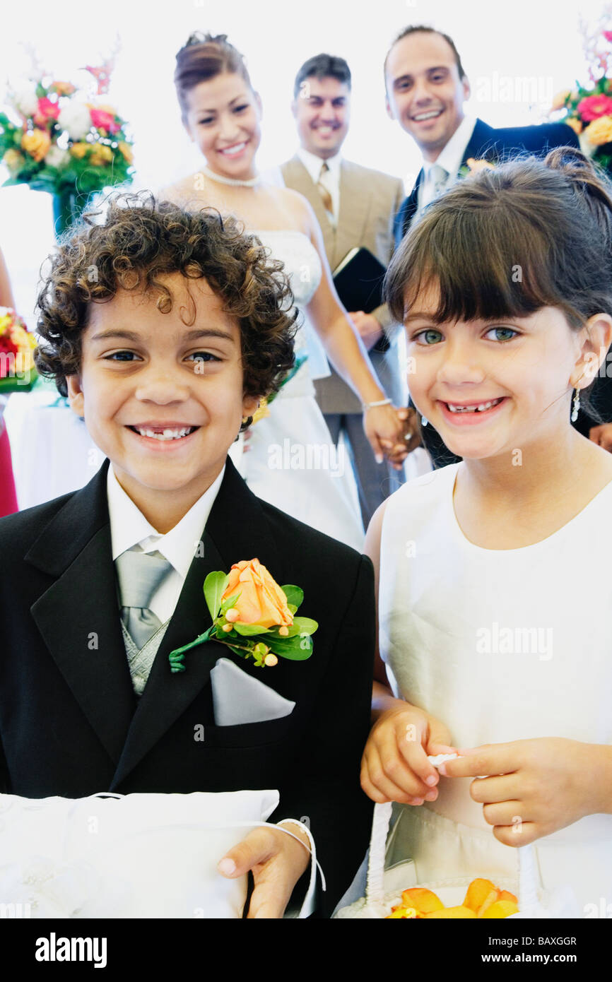 Spanische jungen und Mädchen als Ringträger und Blumenmädchen Stockfoto