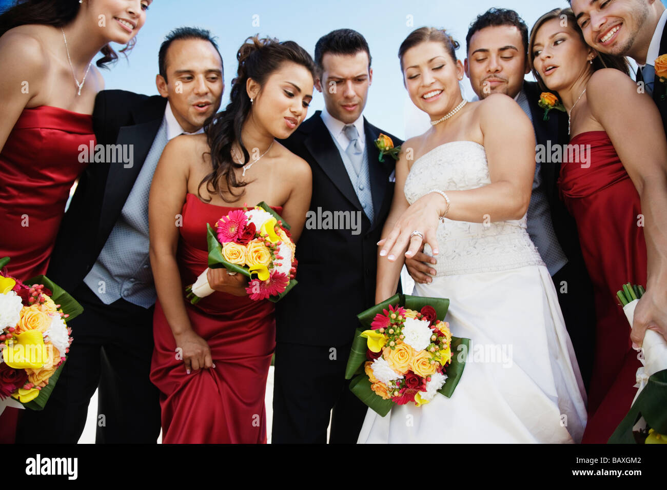 Niedrigen Winkel Ansicht des multi-ethnischen Hochzeitsgesellschaft Stockfoto