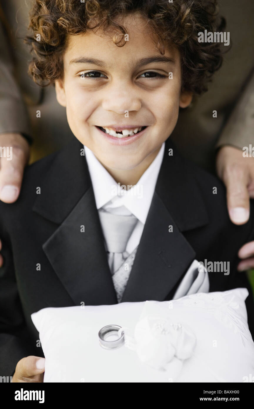 Junge als Ringträger bei Hochzeit Stockfoto