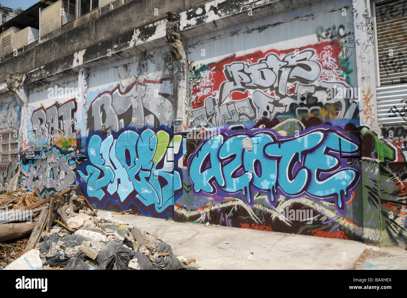 bunte Graffiti an Wand in verlassenen urbanen Unterkunft Stockfoto