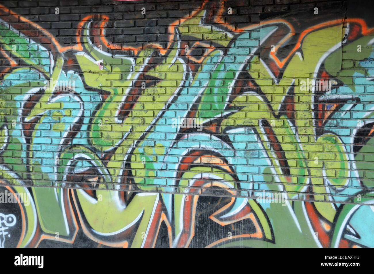 bunte Graffiti in städtischen Eigentum an Wand Stockfoto