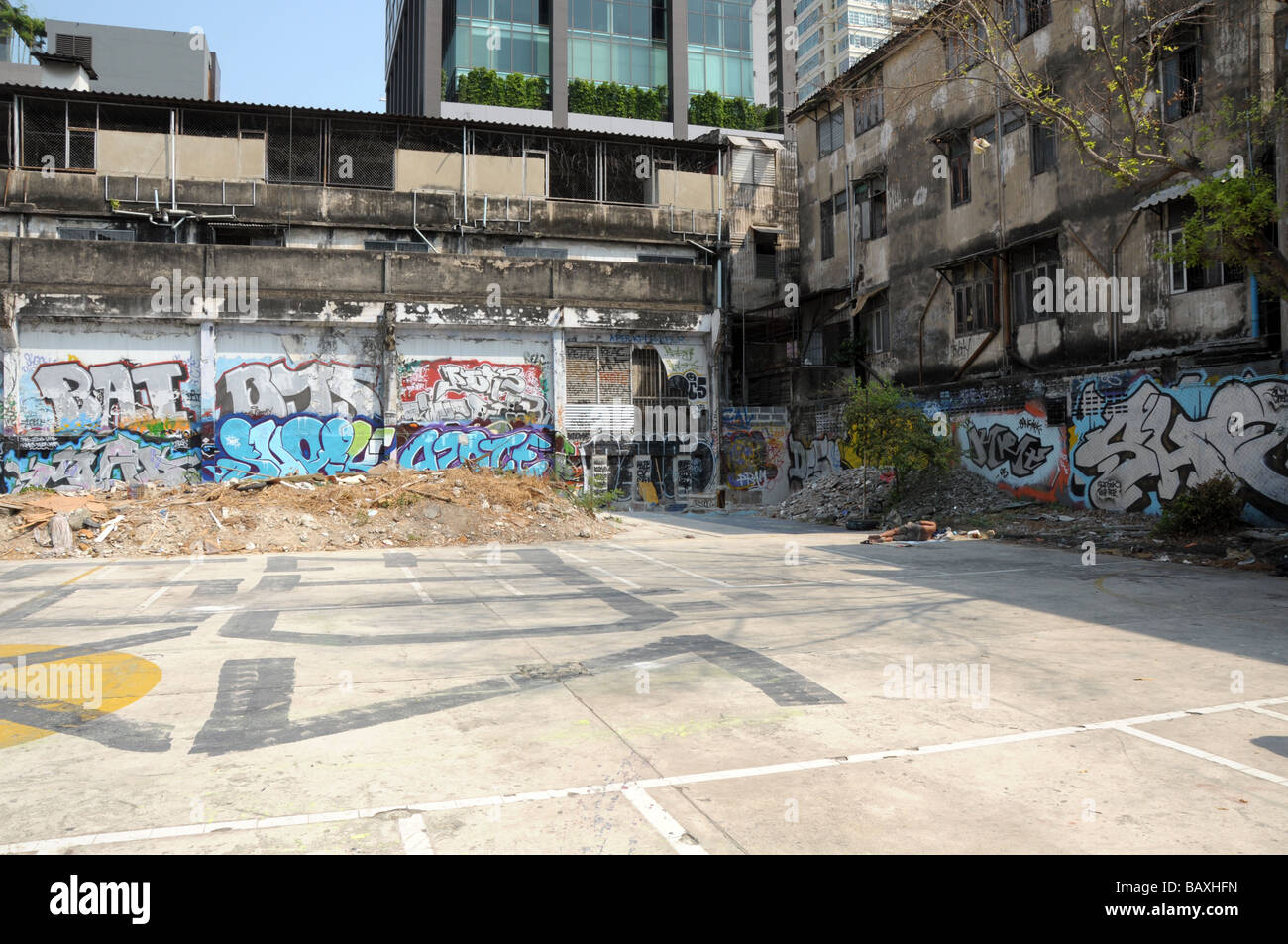 bunte Graffiti an Wand in verlassenen urbanen Unterkunft Stockfoto