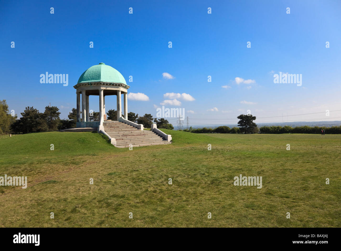 Barr Beacon Torheit Kuppel auf Säulen mit Schritte vor einem blauen Himmel Birmingham UK Stockfoto