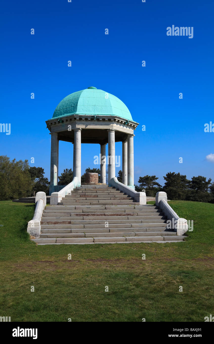 Barr Beacon Torheit Kuppel auf Säulen mit Schritte vor einem blauen Himmel Birmingham UK Stockfoto