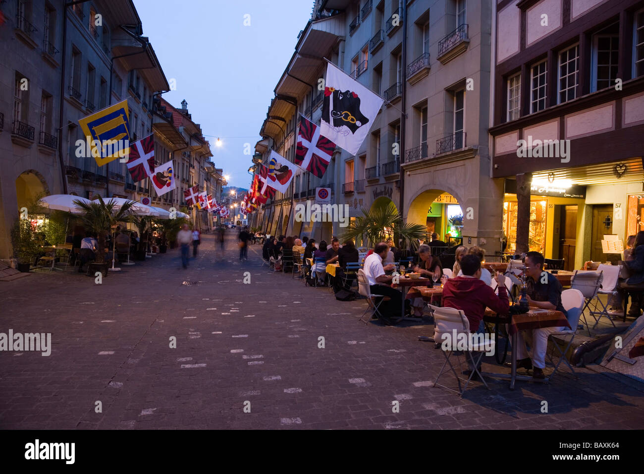 Menschen sitzen vor einer Cafébar im Muenstergasse, alte Stadt von Bern, Bern, Schweiz Stockfoto