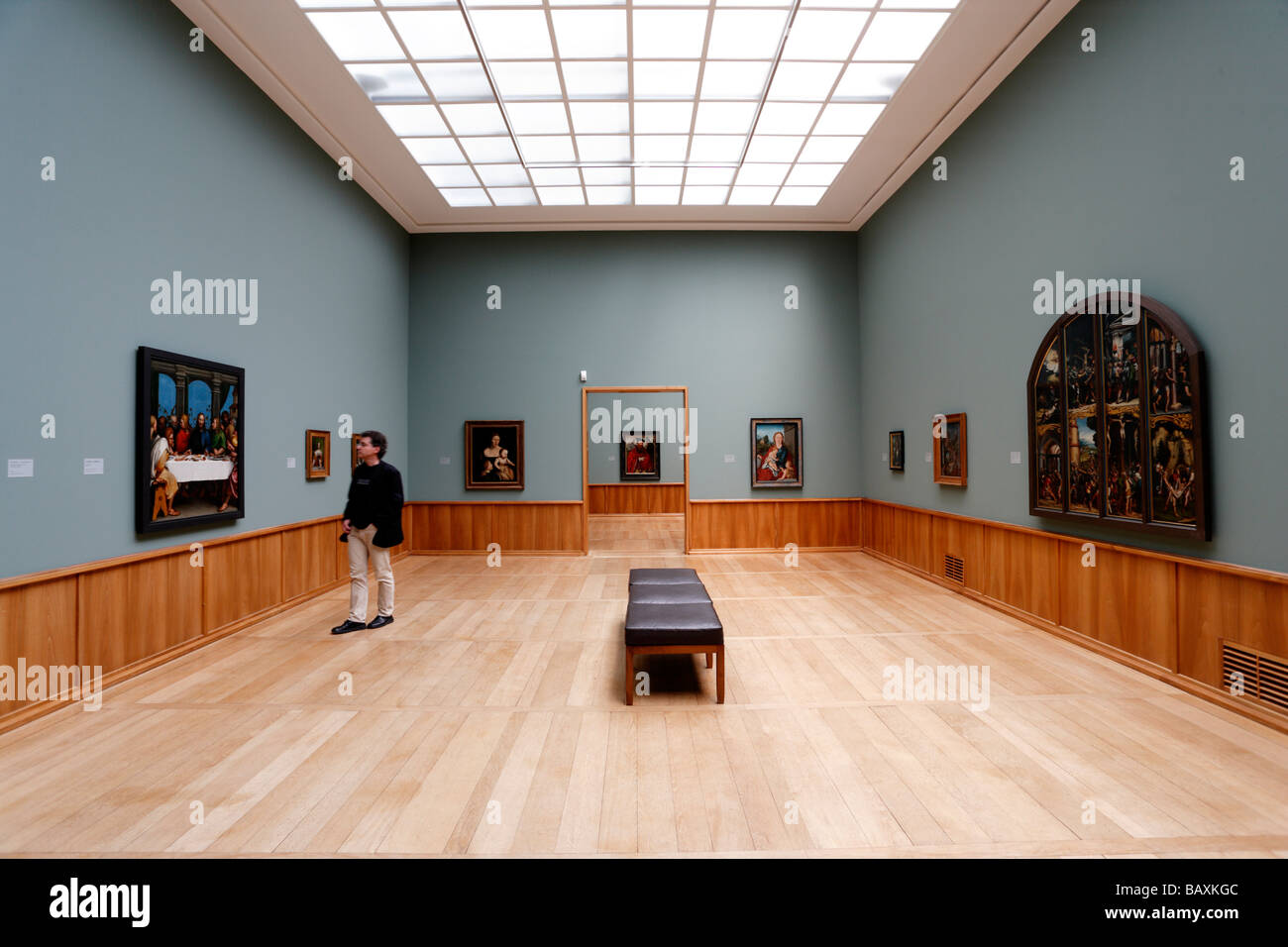 Ein Mann, Blick auf Gemälde in ein Kunst Museum, Kunstmuseum Basel, Holbein, Basel, Schweiz Stockfoto