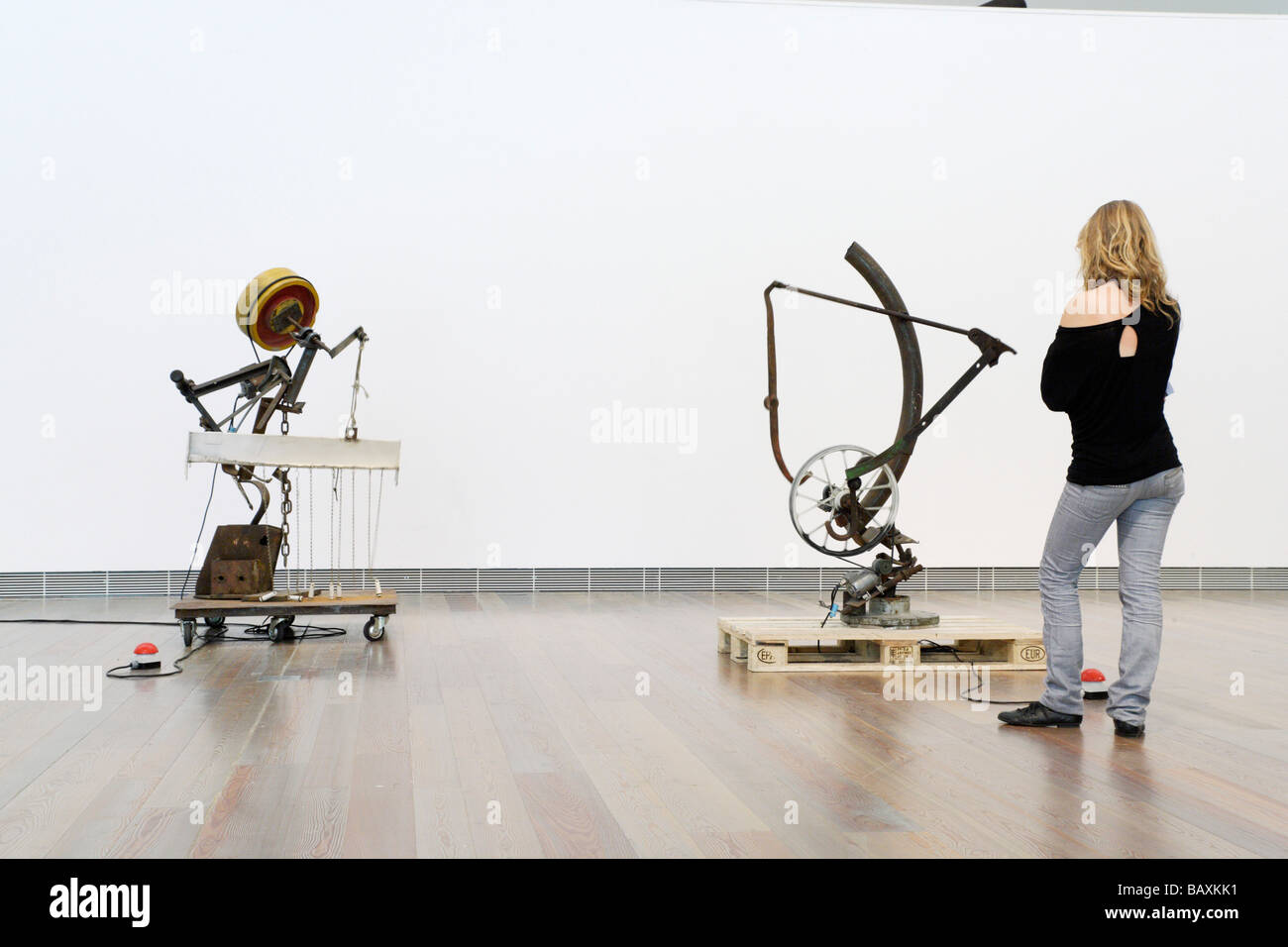 Junge Frau betrachten Skulpturen im Museum Jean Tinguely, Basel, Schweiz Stockfoto