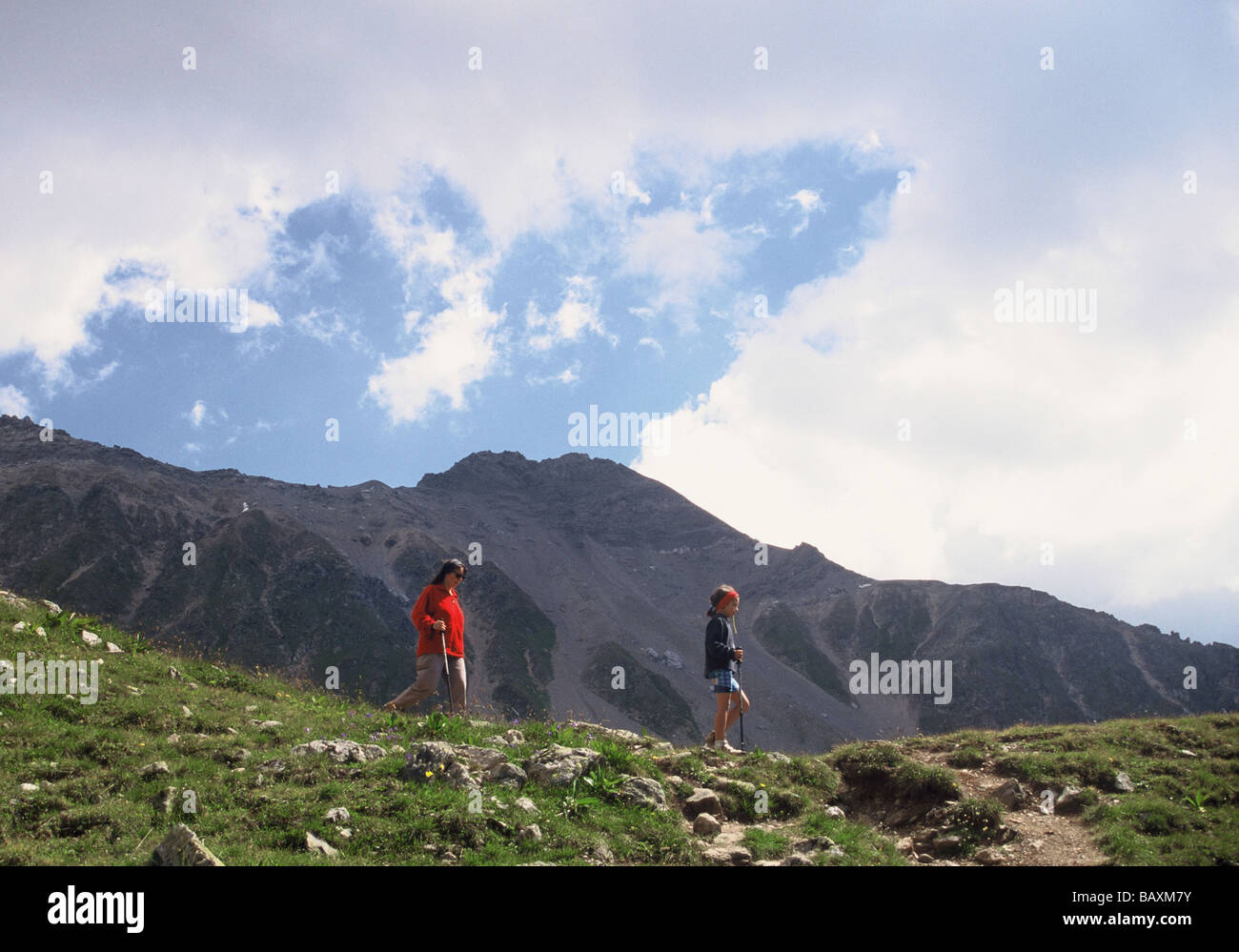 Mutter und Kind, Wandern in den Bergen am Rothorn, über Lenzerheide, Graubünden, Schweiz Stockfoto