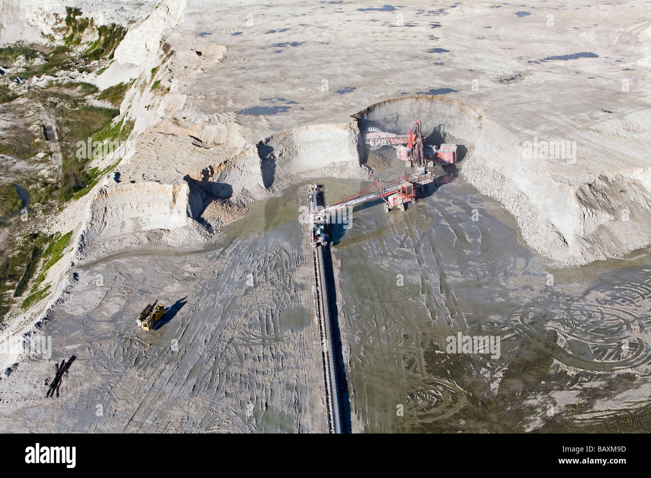 Antenne von Tagebau mine und em-an eine Mergelgrube Misburg, Hannover, Niedersachsen, Norddeutschland anzeigen Stockfoto
