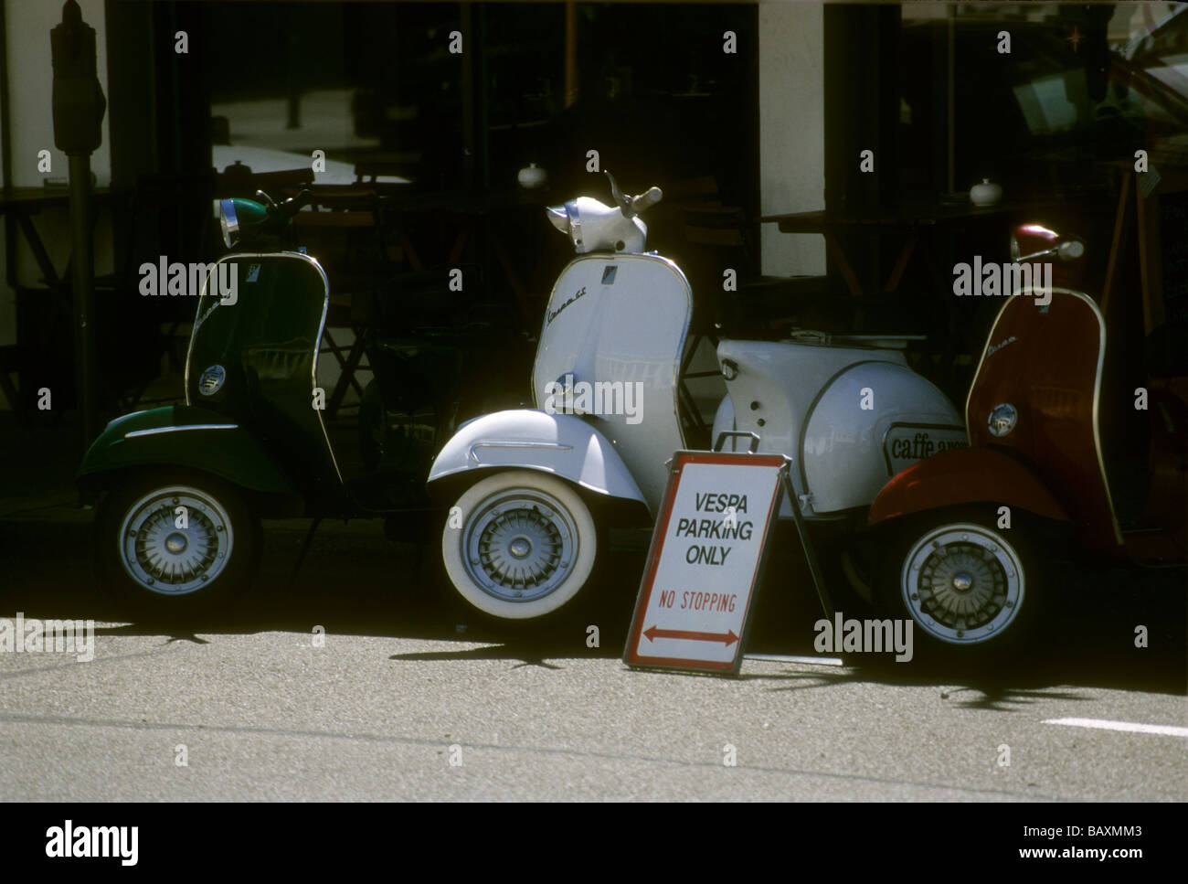 Klassische Piaggio Vespa Motorroller mit Vespa Parken nur Zeichen Stockfoto