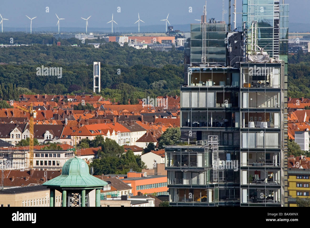 Hannover-Stadtzentrum, mit Blick auf die Nord LB Nord Deutsche Bank über die Dächer, die grüne Stadt Gürtel und Windkraftanlagen Stockfoto