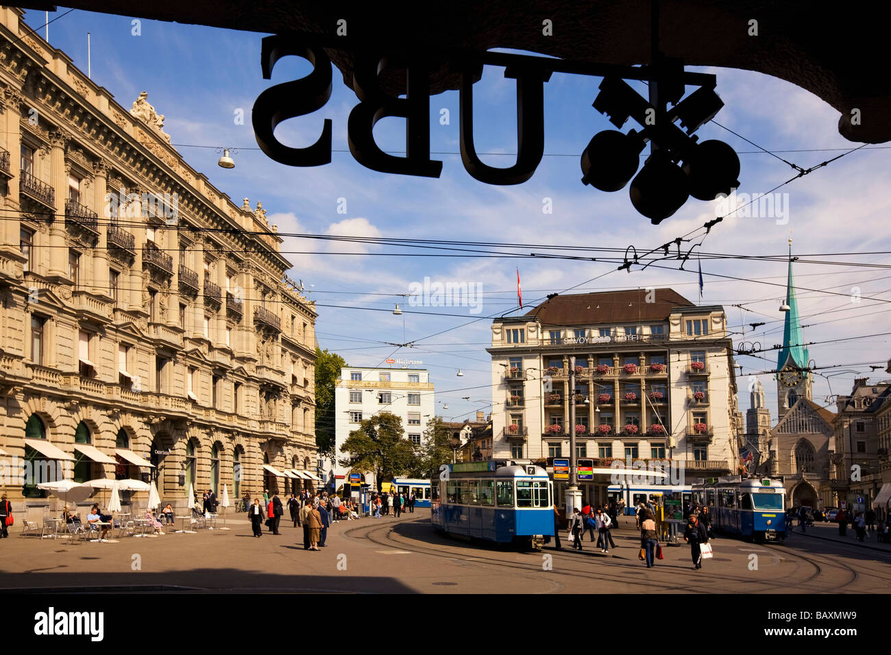 Schweiz, Zürich, Paradeplatz, UBS-Logo, Credit Suisse, Straßenbahn Stockfoto