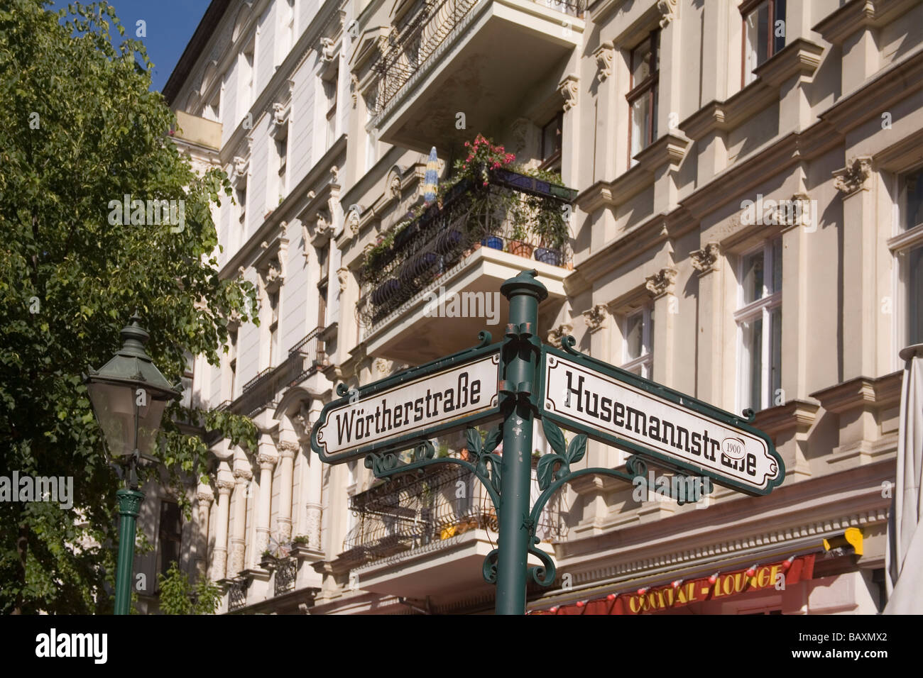 Berlin Prenzlauer Berg Immobilien Fassade von Altbauten Straße unterzeichnen Husemannstraße, Kollwitz Platz Stockfoto