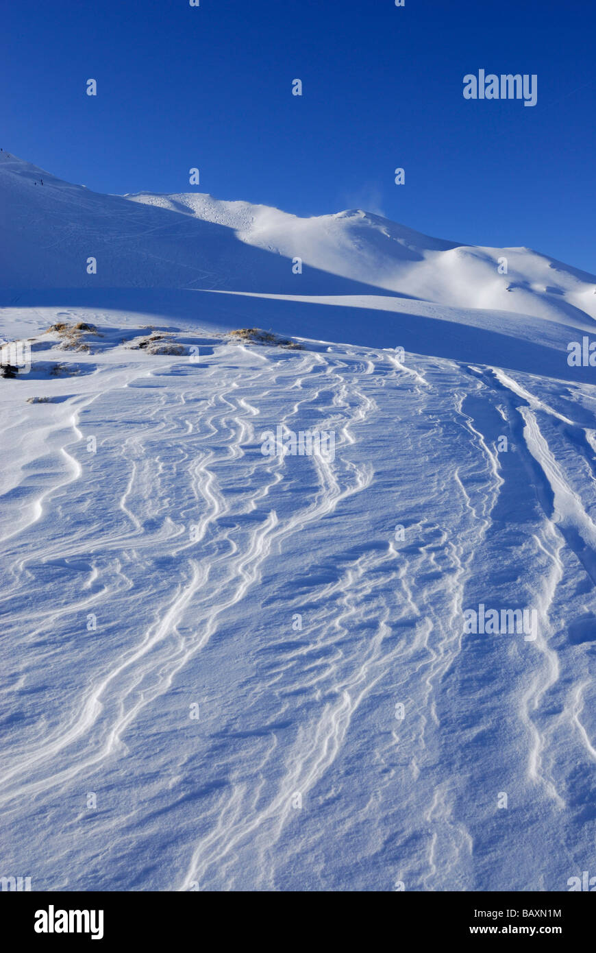Winderosion im Schnee unter Hehlekopf (Haehlekopf), Schwarzwassertal, Kleinwalsertal, Allgäu Palette, Allgäu, Vorarlberg, Austr Stockfoto